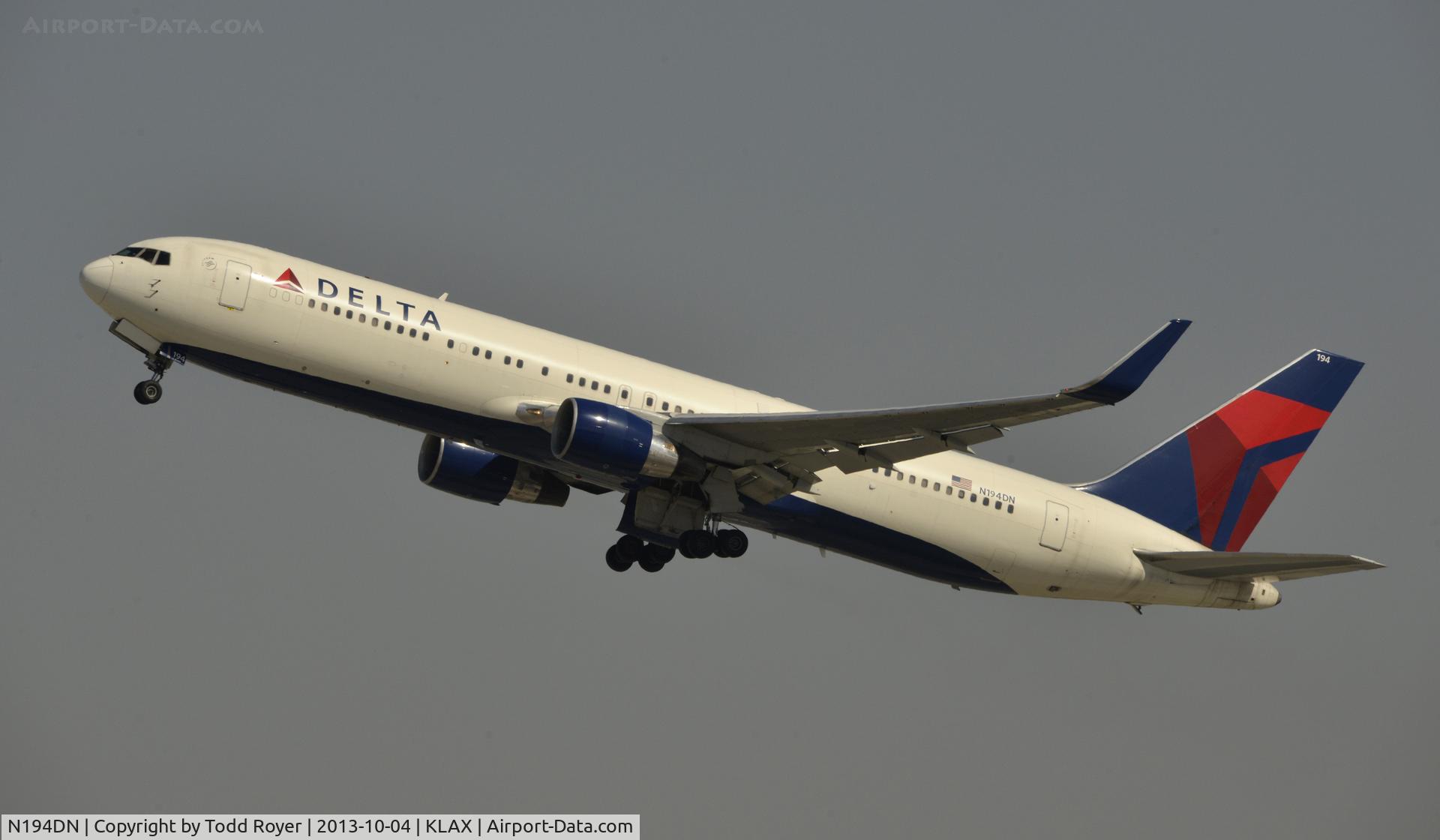 N194DN, 1997 Boeing 767-332 C/N 28451, Departing LAX