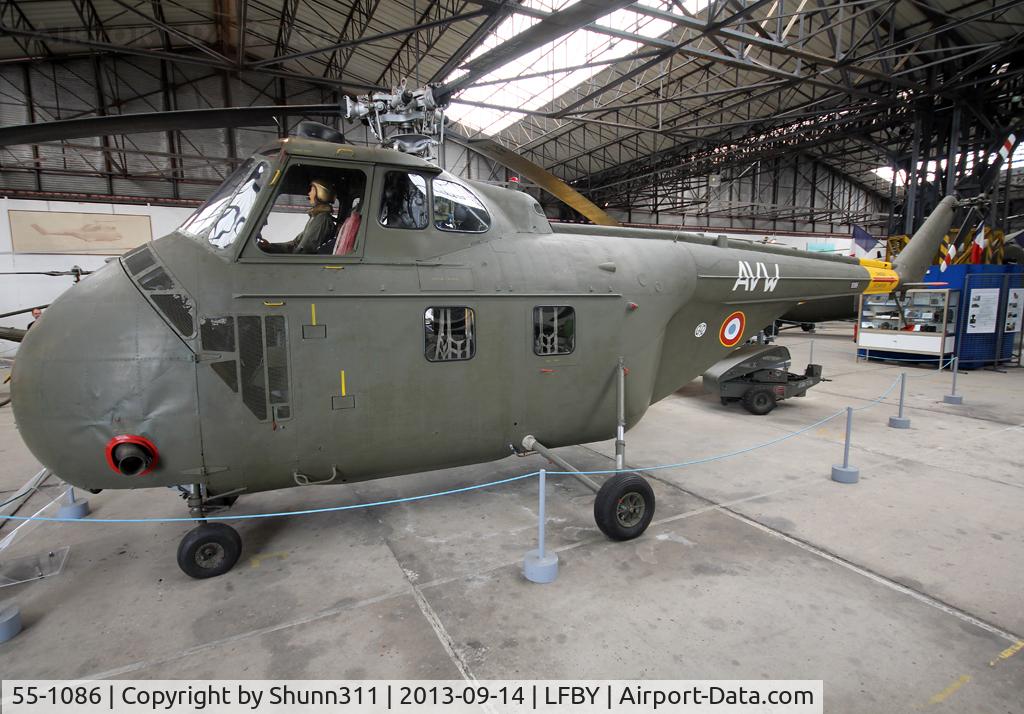 55-1086, Sikorsky H-19D Chickasaw C/N 55-1086, Preserved inside Dax ALAT Museum...