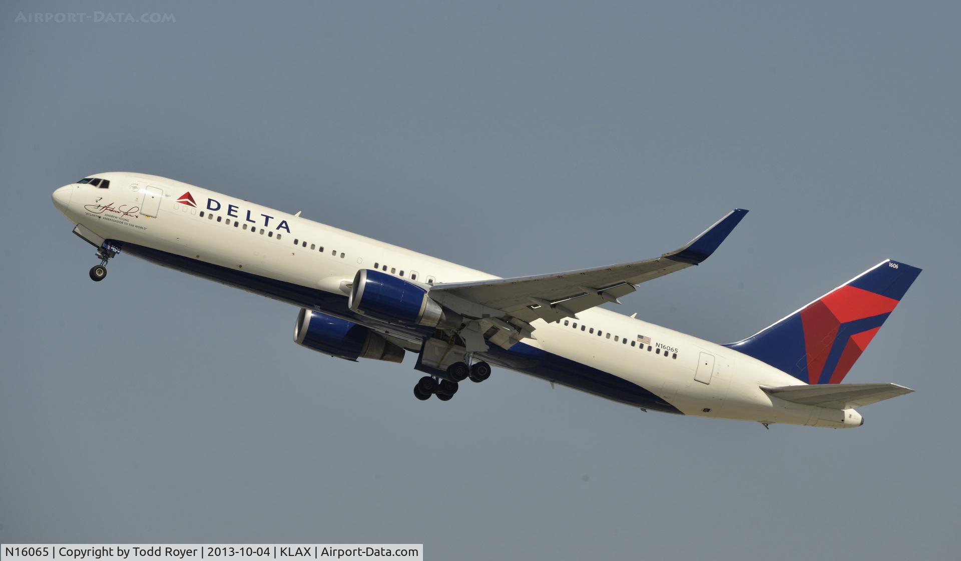N16065, 1999 Boeing 767-332 C/N 30199, Departing LAX