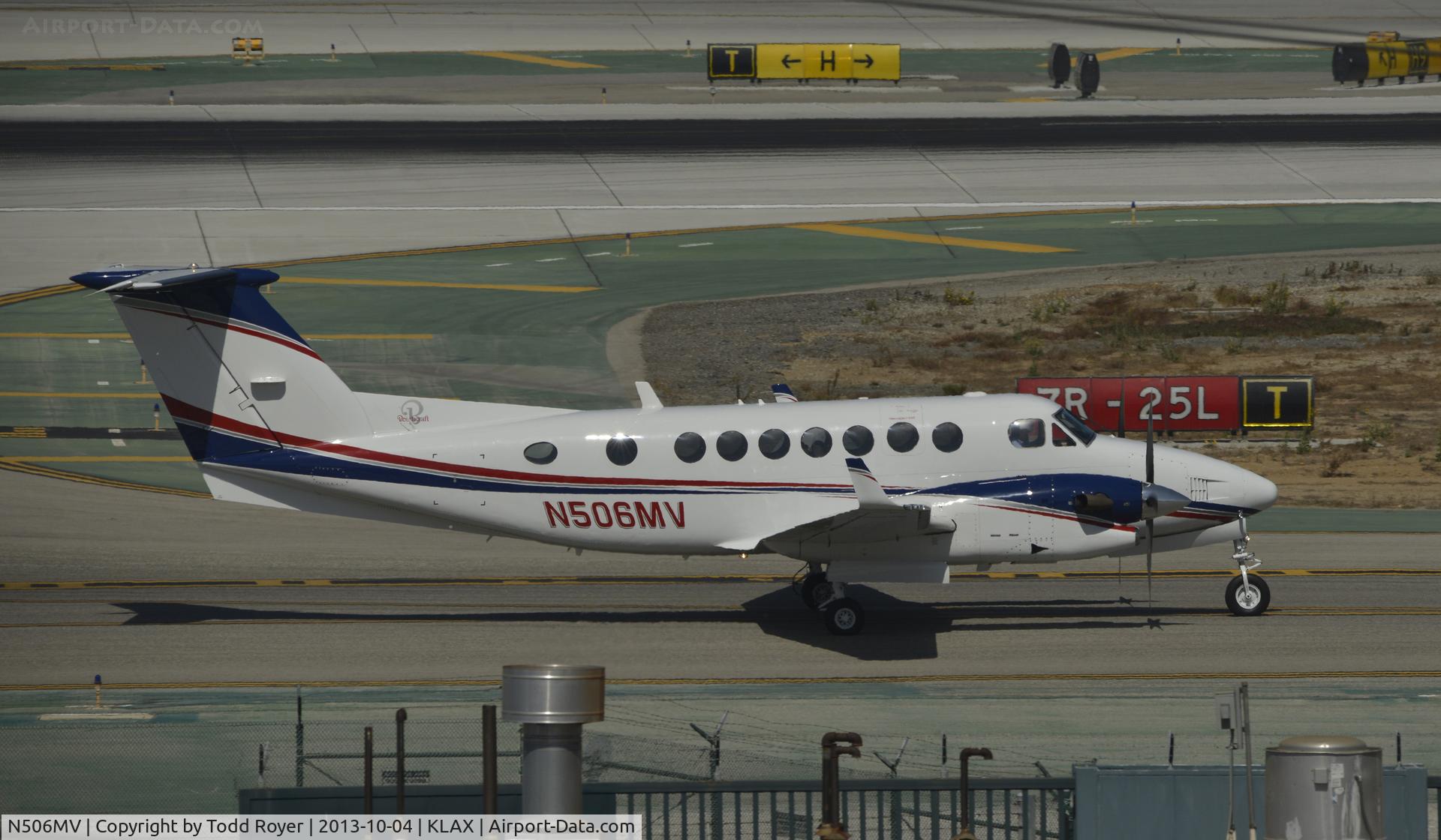 N506MV, 1999 Raytheon Aircraft Company B300 C/N FL-261, Taxiing to parking at LAX
