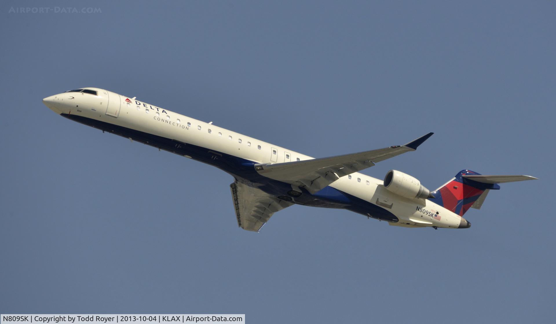 N809SK, 2006 Bombardier CRJ-900ER (CL-600-2D24) C/N 15086, Departing LAX