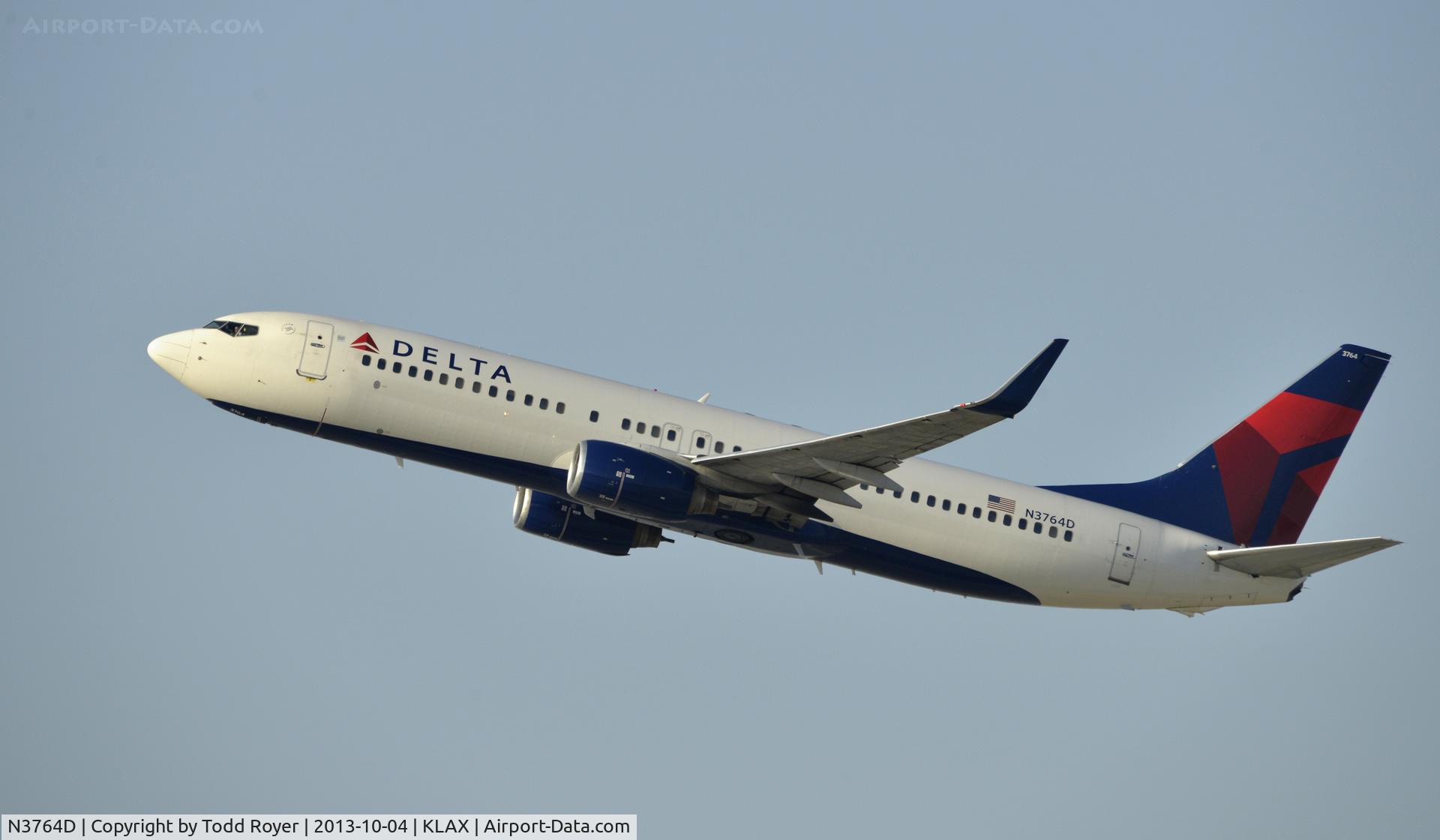 N3764D, 2001 Boeing 737-832 C/N 30818, Departing LAX