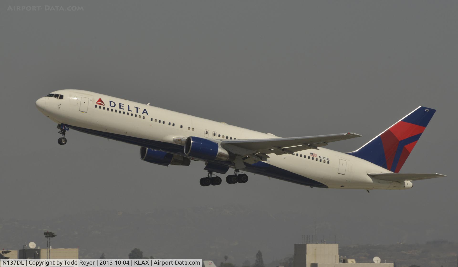 N137DL, 1991 Boeing 767-332 C/N 25306, Departing LAX