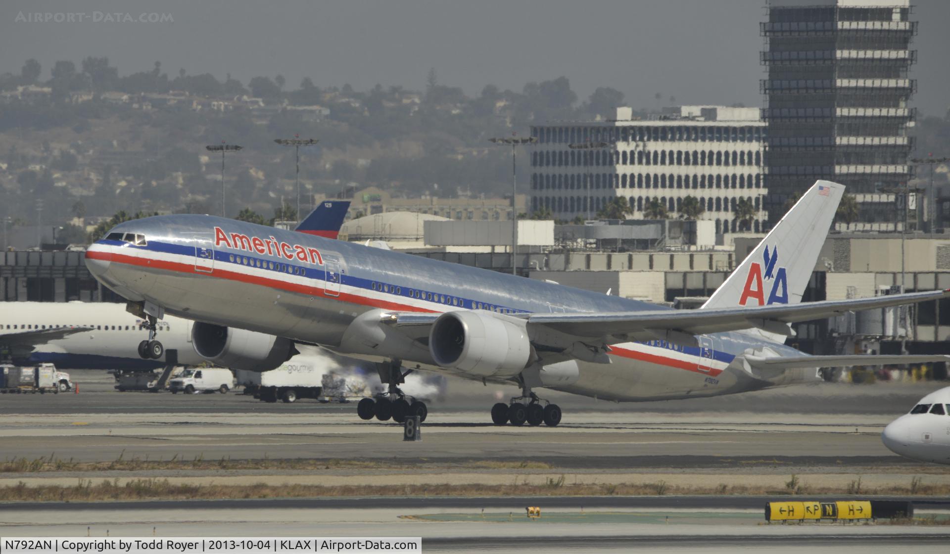 N792AN, 2000 Boeing 777-223 C/N 30253, Departing LAX