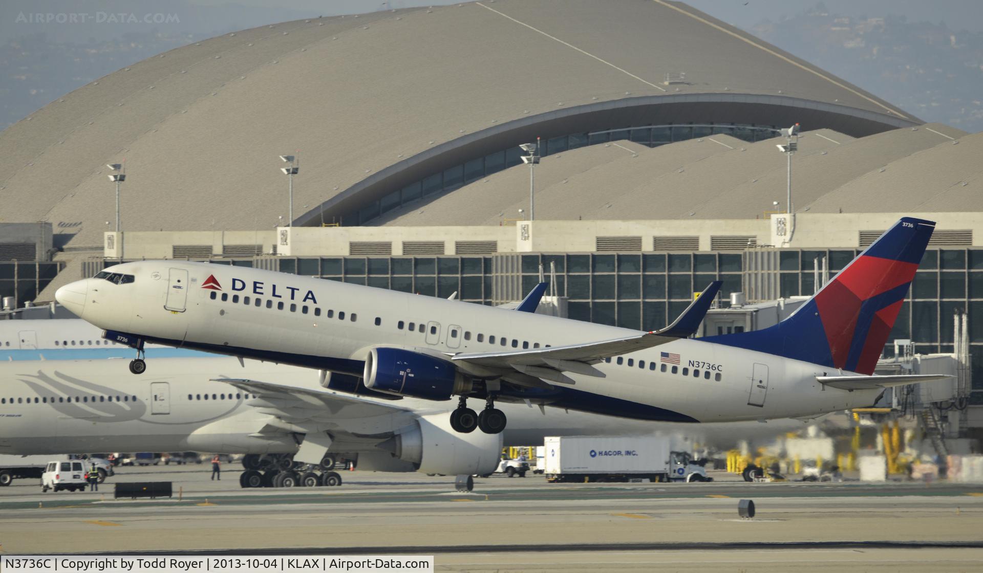 N3736C, 2000 Boeing 737-832 C/N 30540, Departing LAX