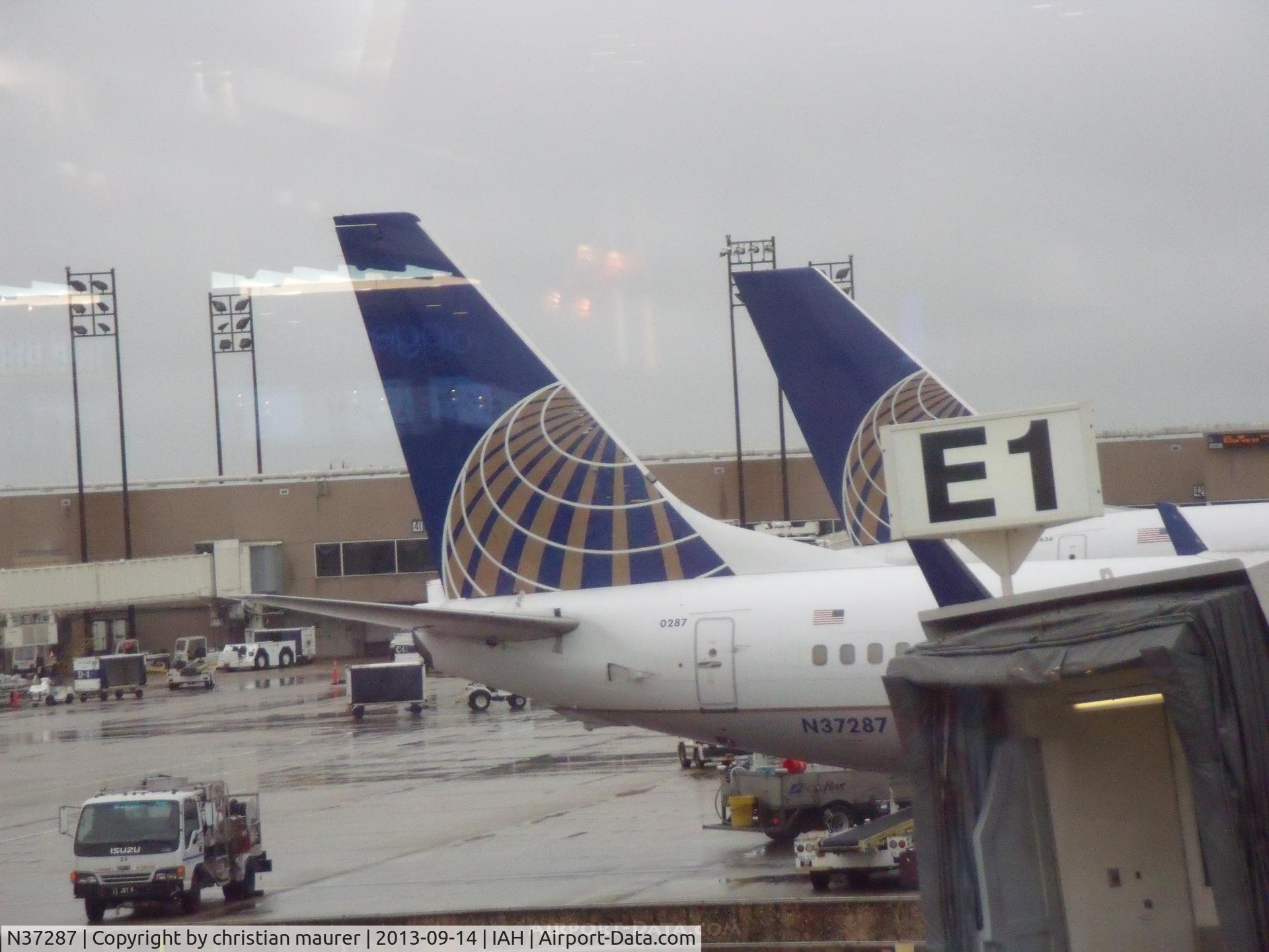 N37287, 2004 Boeing 737-824 C/N 31636, united 738