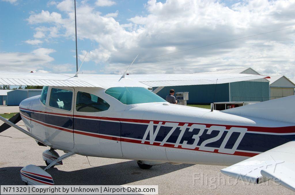 N71320, 1969 Cessna 182M Skylane C/N 18259577, N71320 at the pumps