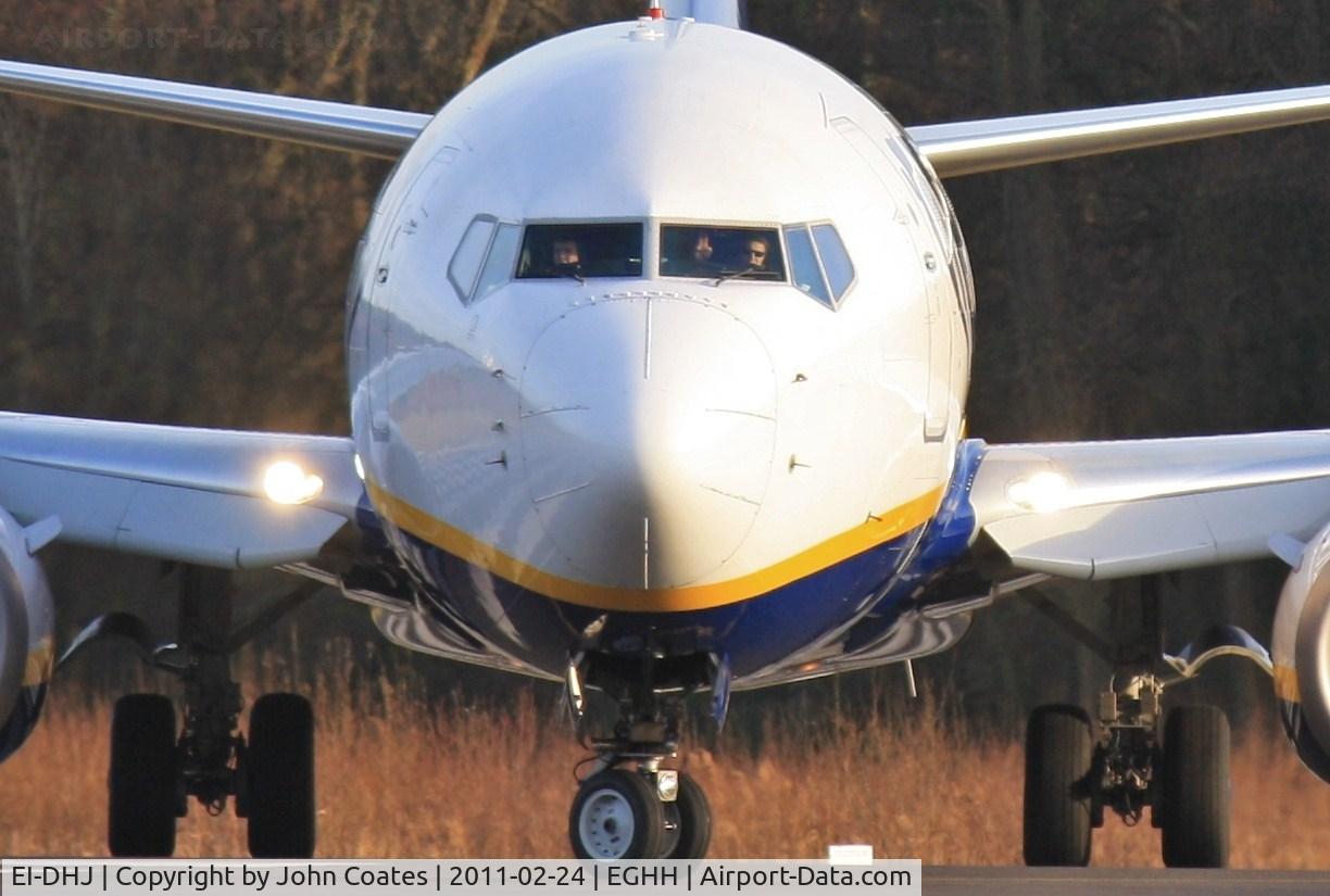 EI-DHJ, 2005 Boeing 737-8AS C/N 33819, Cheery wave whilst lining up.