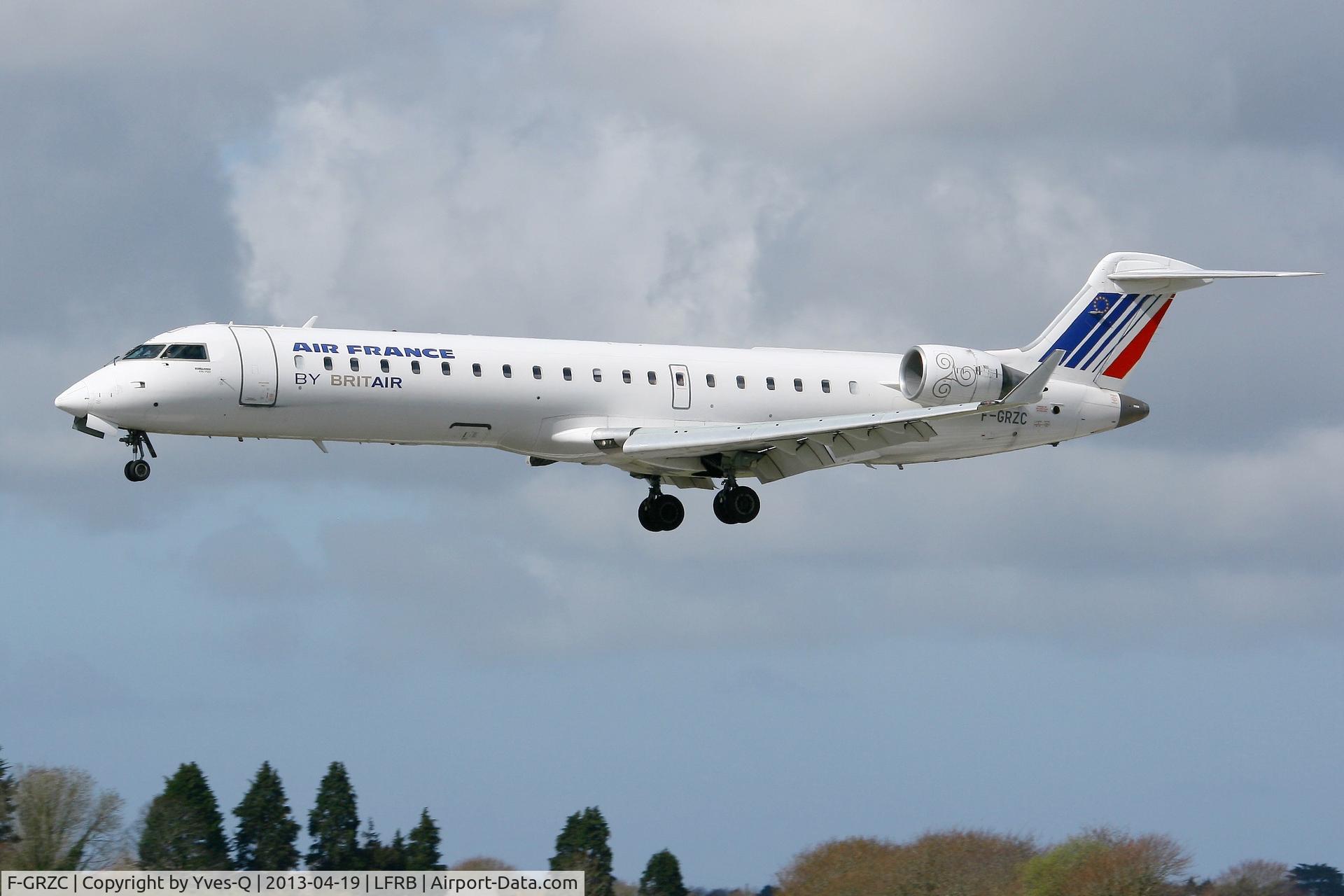 F-GRZC, 2001 Canadair CRJ-702 (CL-600-2C10) Regional Jet C/N 10008, Canadair Regional Jet CRJ-702, On final Rwy 25L, Brest-Bretagne Airport (LFRB-BES)