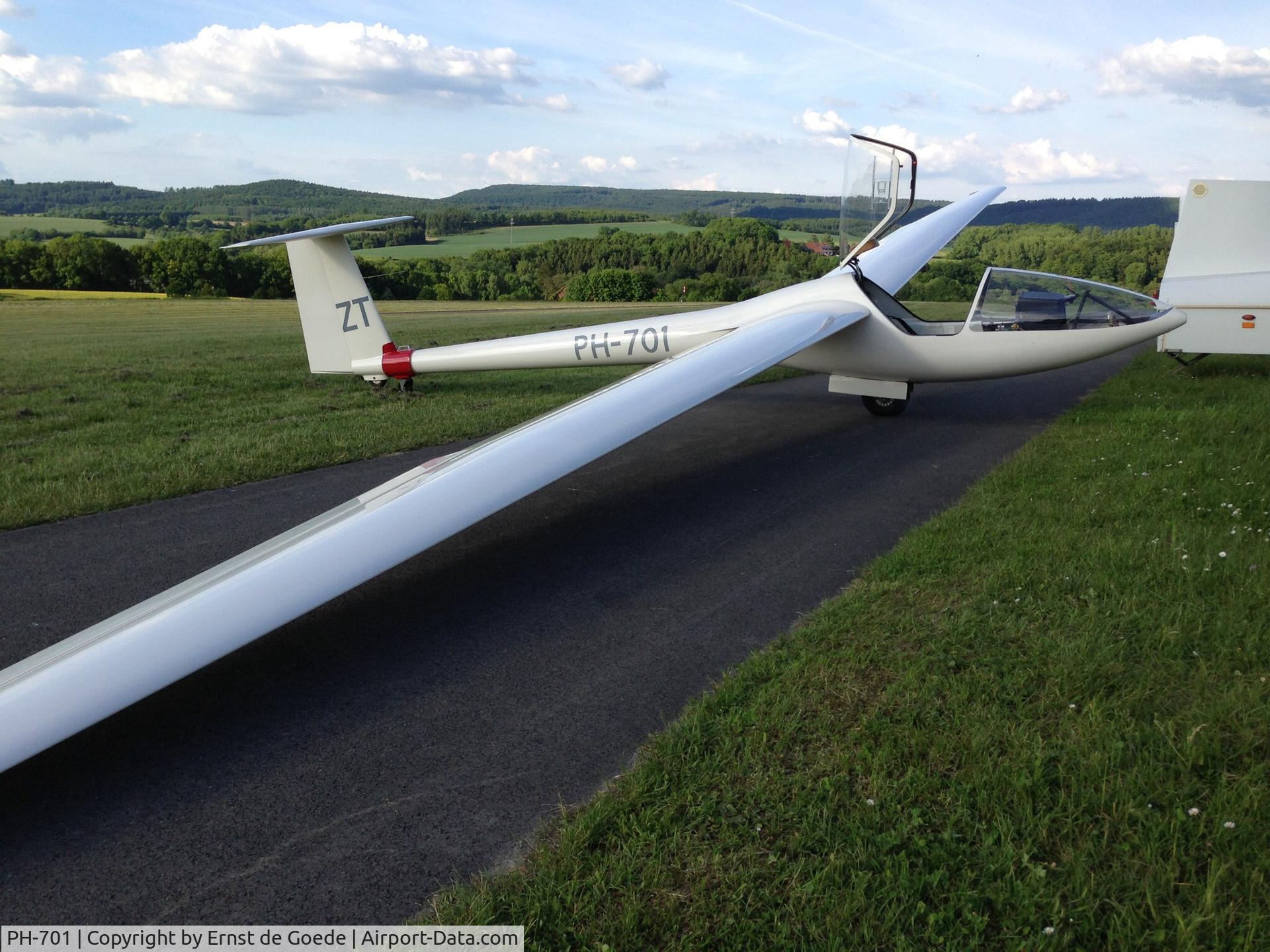 PH-701, Elan DG-100G C/N E46G25, DG-100G Elan at Blomberg airport.