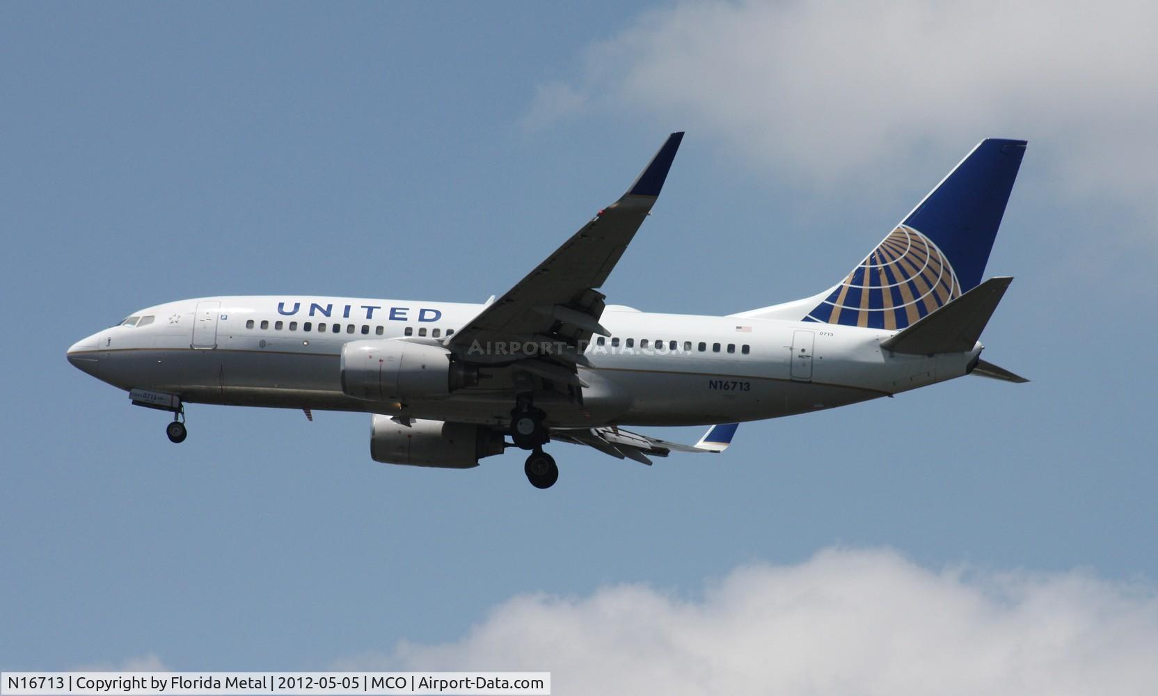 N16713, 1998 Boeing 737-724 C/N 28784, United 737-700
