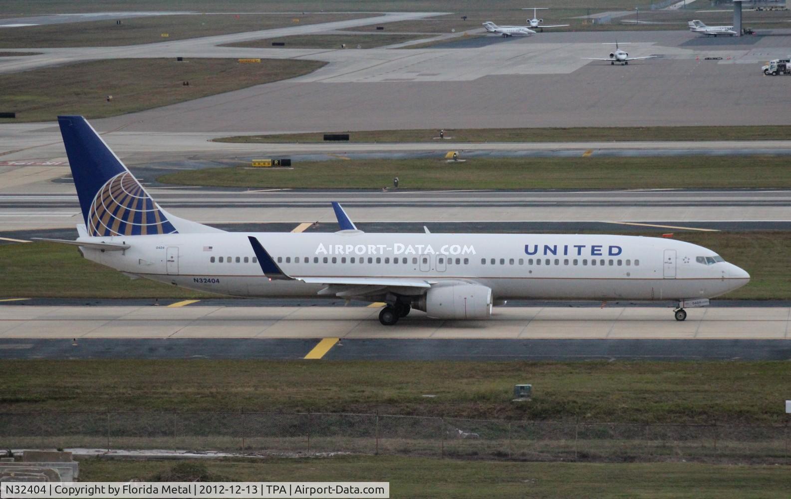 N32404, 2001 Boeing 737-924 C/N 30121, United 737-900