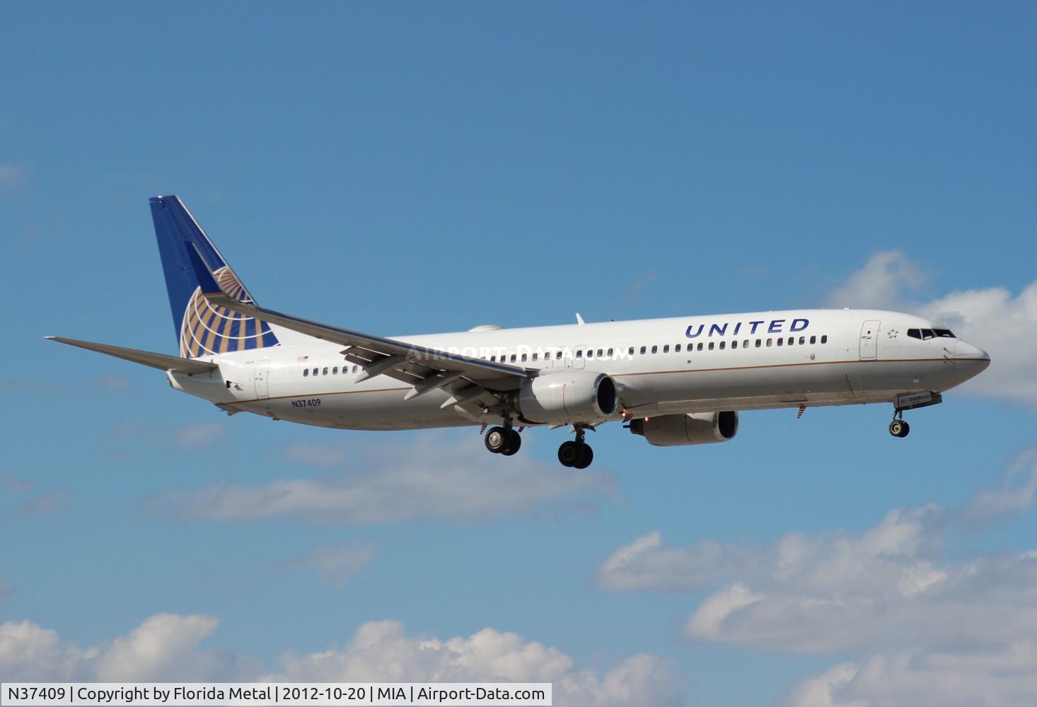 N37409, 2001 Boeing 737-924 C/N 30126, United 737-900