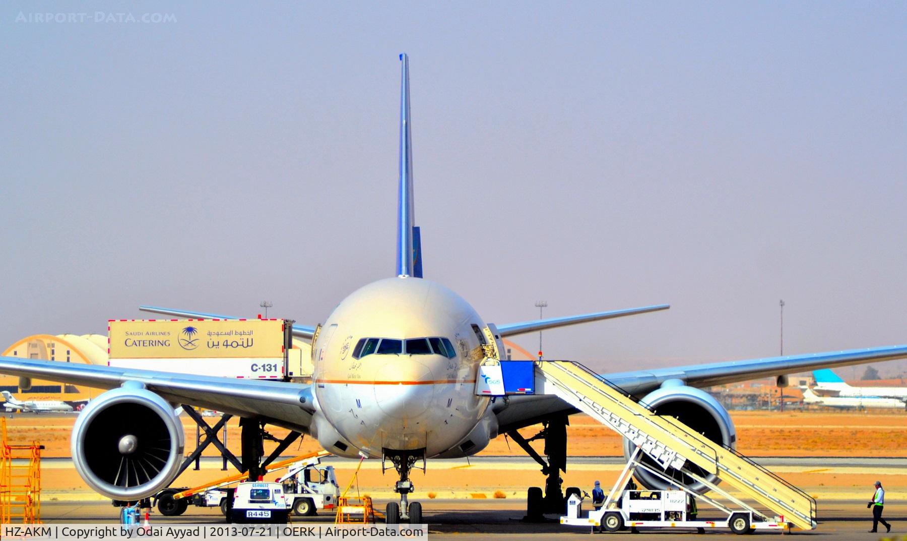 HZ-AKM, 1998 Boeing 777-268/ER C/N 28356, At the the ramp getting ready for a flight Sva B772