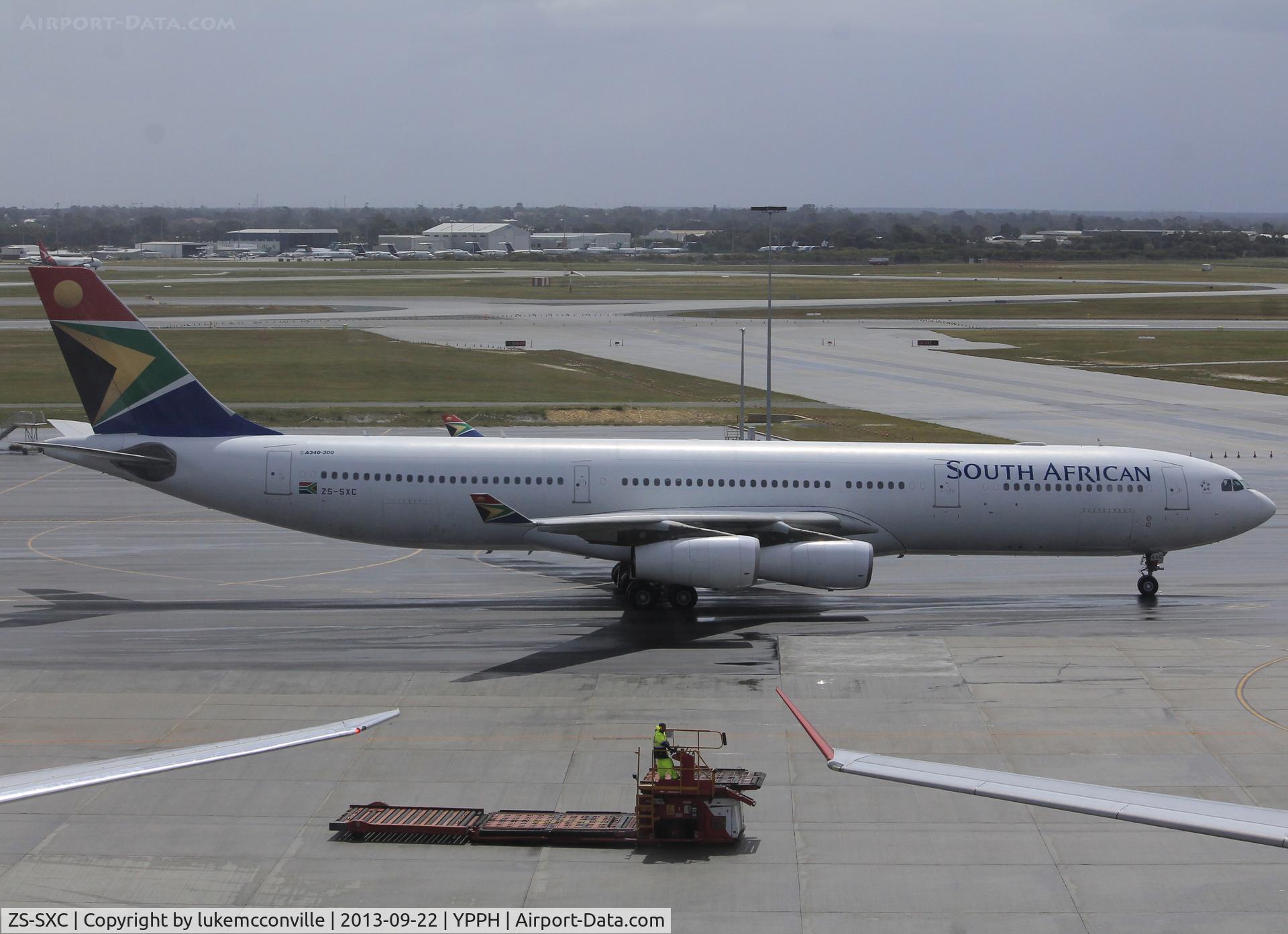 ZS-SXC, 2004 Airbus A340-313E C/N 590, Springbok 280 taxis in for deboarding