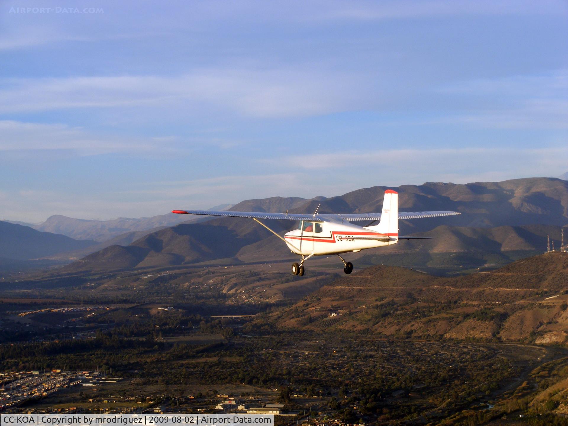 CC-KOA, 1956 Cessna 172 C/N 28424, C.172 sobrevolando la ciudad de Ovalle