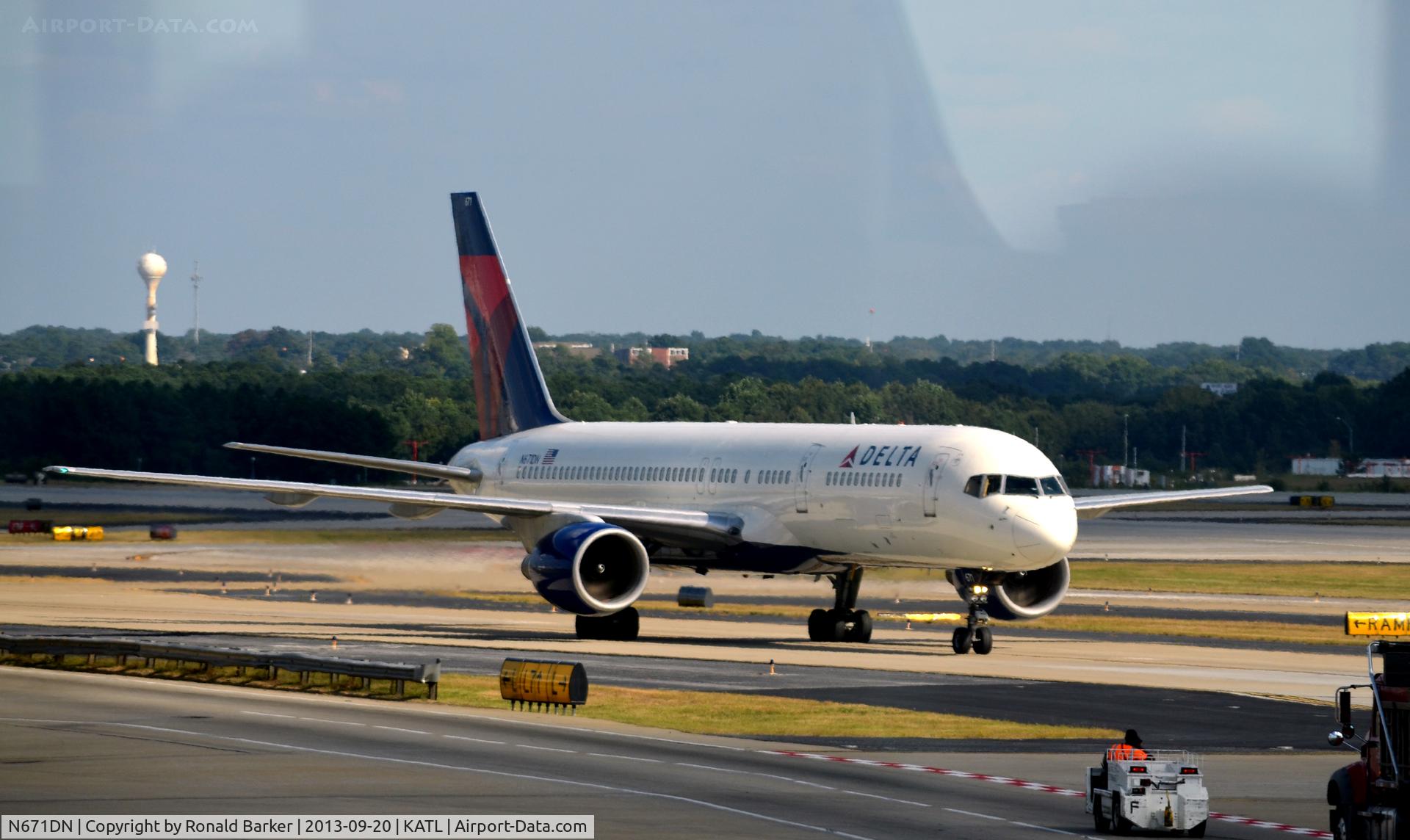 N671DN, 1992 Boeing 757-232 C/N 25332, Taxi Atlanta