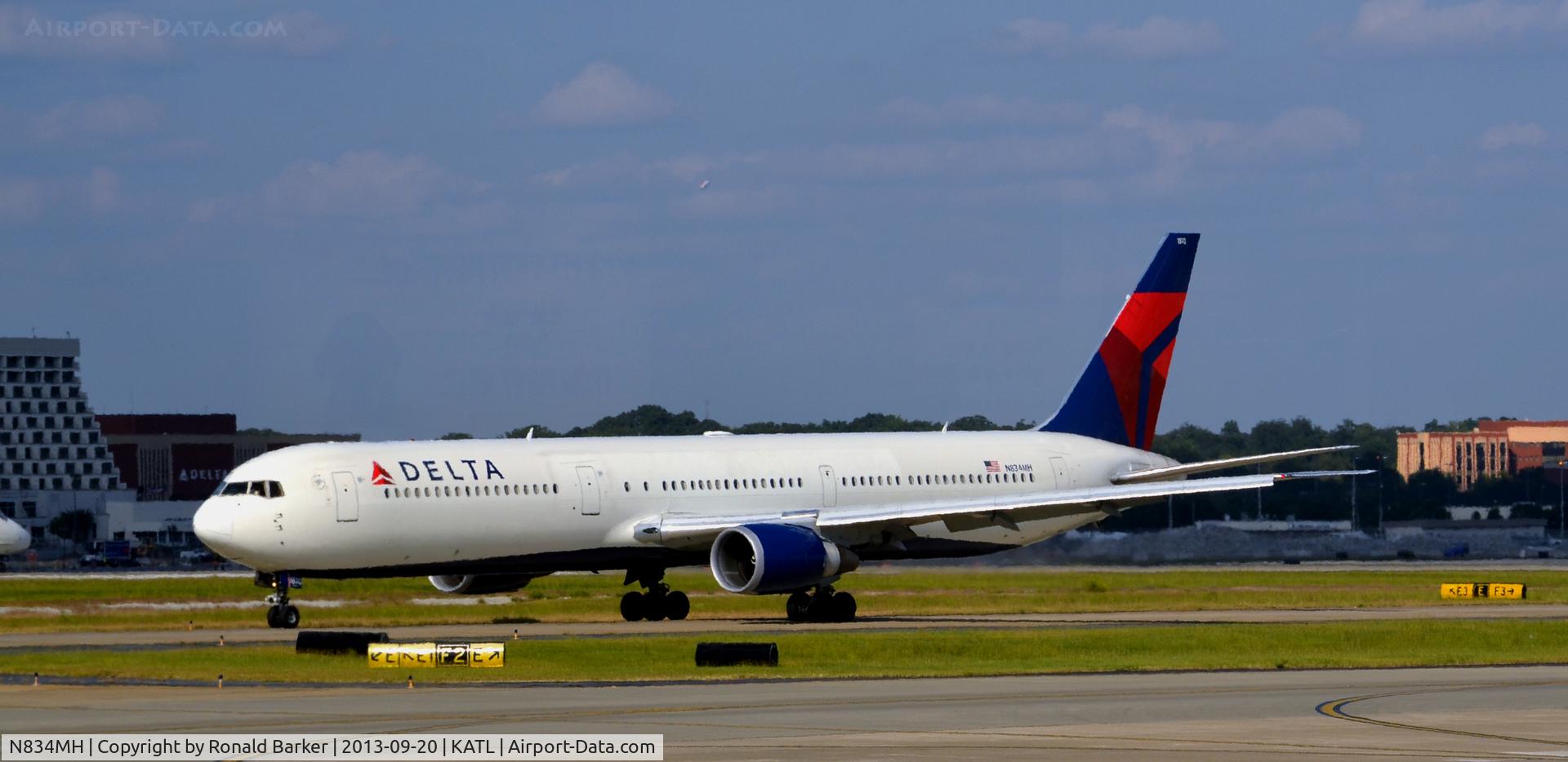 N834MH, 2000 Boeing 767-432/ER C/N 29707, Taxi Atlanta