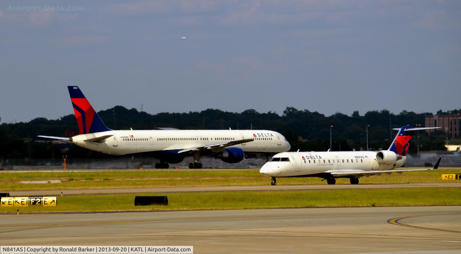 N841AS, 1999 Bombardier CRJ-200ER (CL-600-2B19) C/N 7300, Taxi Atlanta
