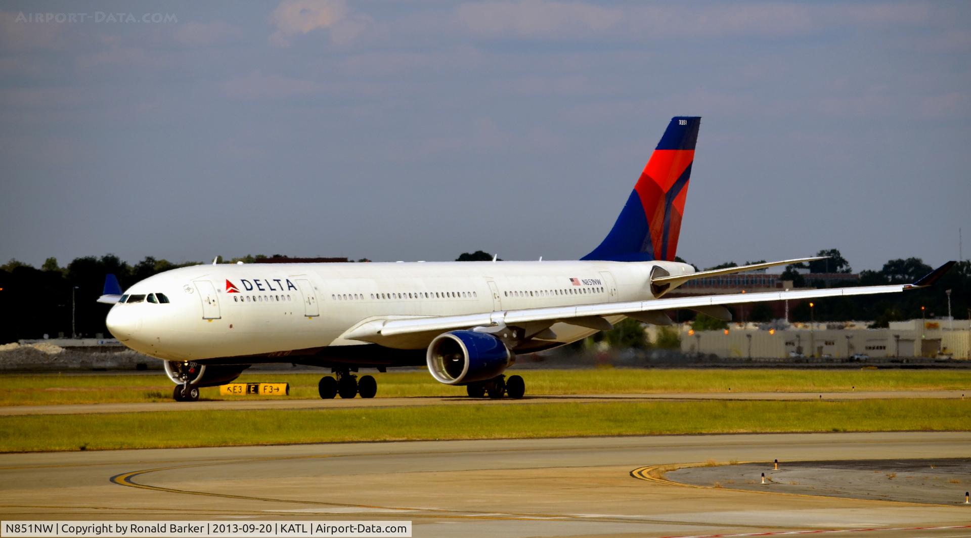 N851NW, 2004 Airbus A330-223 C/N 0609, Taxi Atlanta