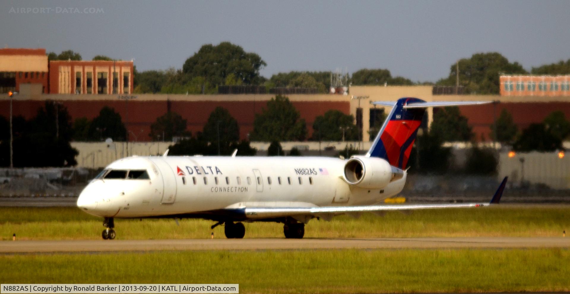 N882AS, 2001 Bombardier CRJ-200ER (CL-600-2B19) C/N 7503, Taxi Atlanta