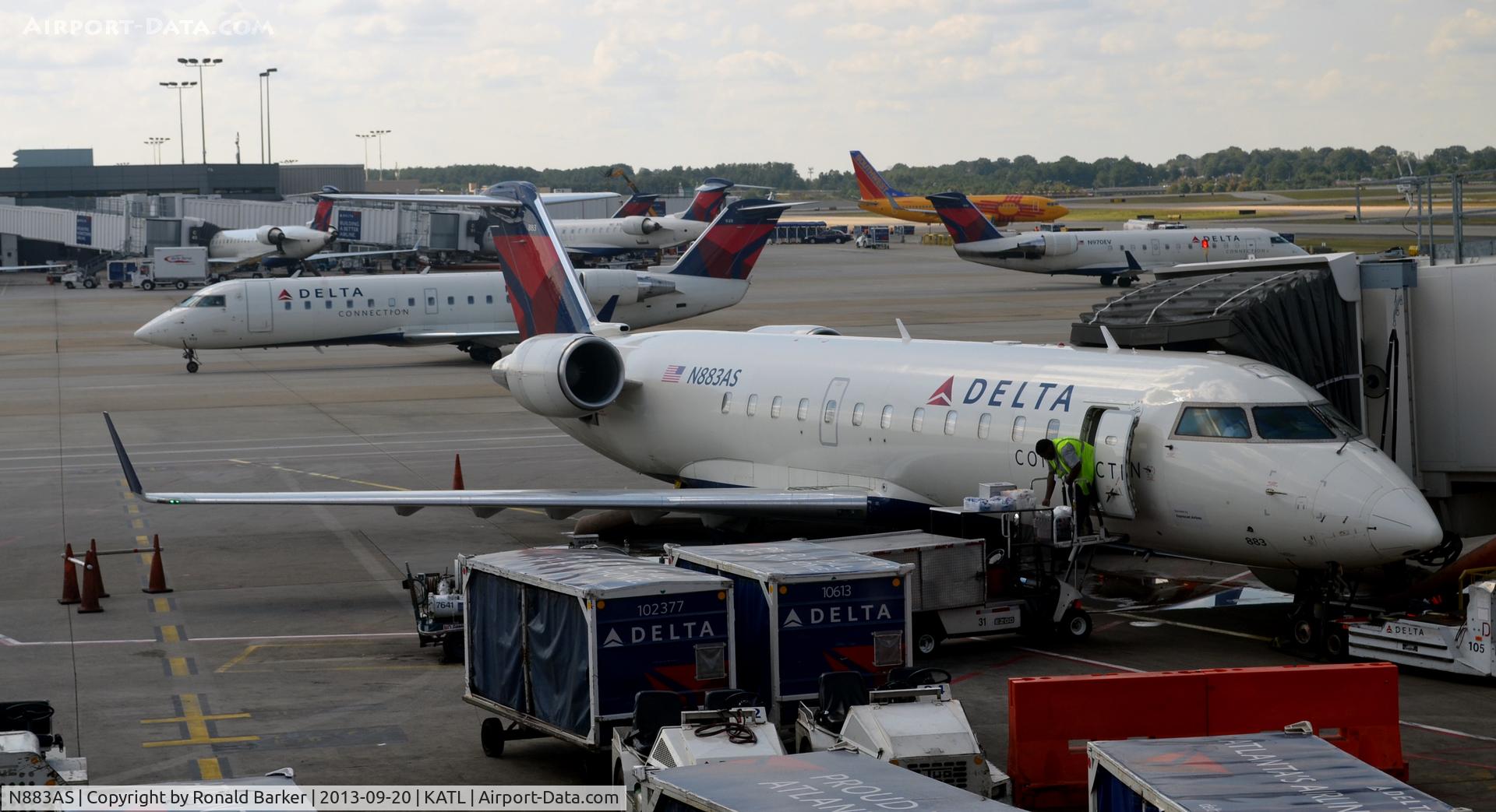 N883AS, 2001 Bombardier CRJ-200ER (CL-600-2B19) C/N 7504, Being serviced at the gate Atlanta