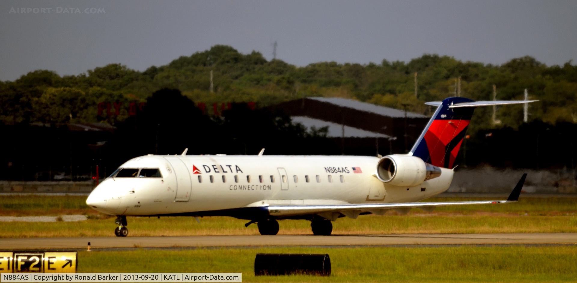 N884AS, 2001 Bombardier CRJ-200ER (CL-600-2B19) C/N 7513, Taxi Atlanta