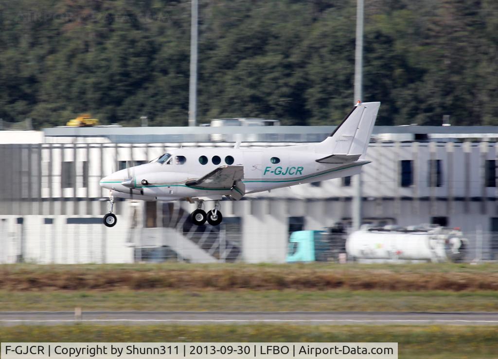 F-GJCR, 1977 Beech E90 King Air C/N LW-251, Landing rwy 14R