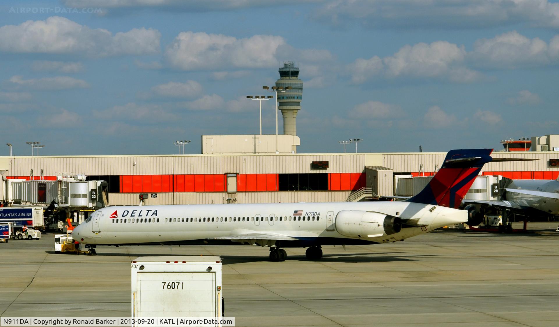 N911DA, 1995 McDonnell Douglas MD-90-30 C/N 53391, Pushback Atlanta