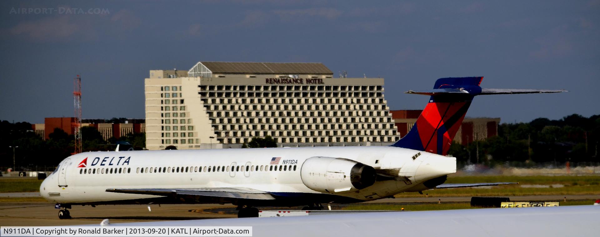 N911DA, 1995 McDonnell Douglas MD-90-30 C/N 53391, Taxi Atlanta
