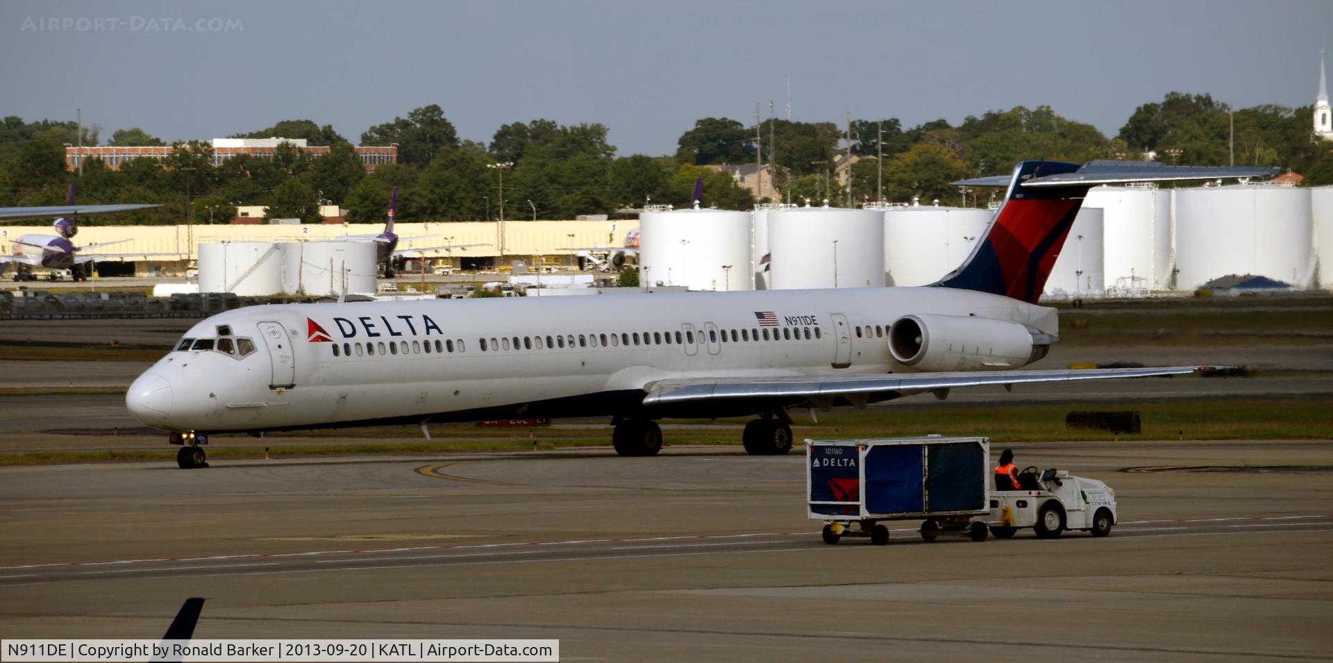 N911DE, 1992 McDonnell Douglas MD-88 C/N 49967, Taxi Atlanta