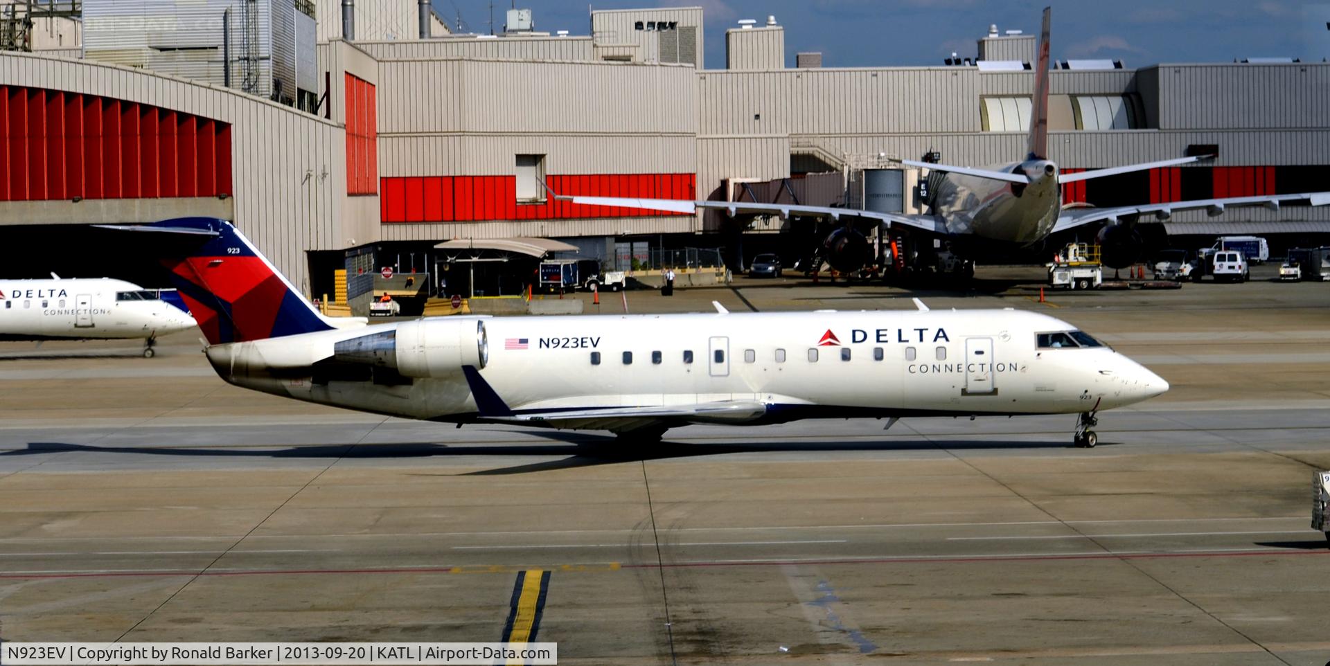N923EV, 2003 Bombardier CRJ-200ER (CL-600-2B19) C/N 7826, Taxi Atlanta