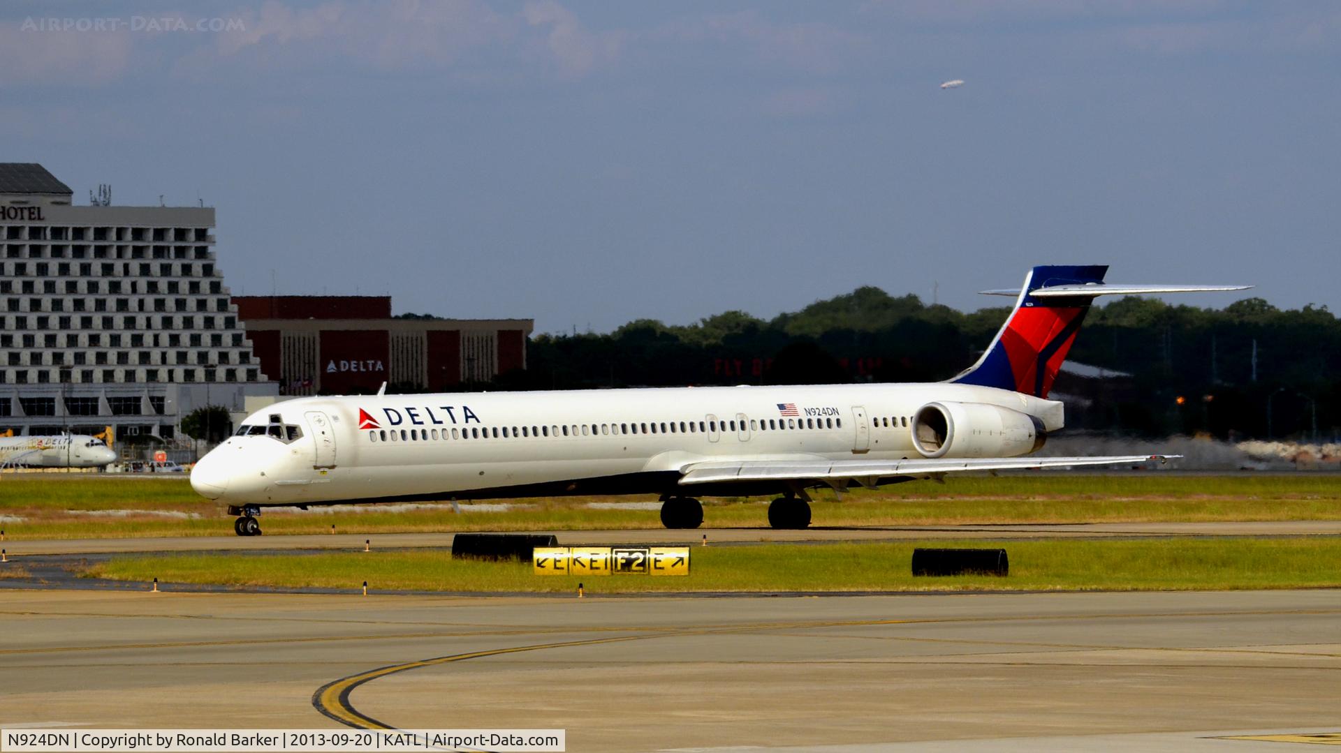 N924DN, 1998 McDonnell Douglas MD-90-30 C/N 53586, Taxi Atlanta