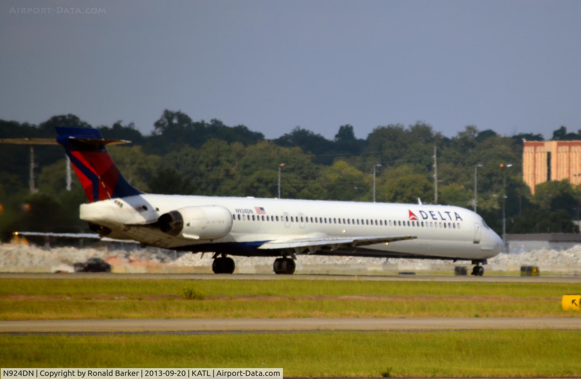 N924DN, 1998 McDonnell Douglas MD-90-30 C/N 53586, Takeoff Atlanta