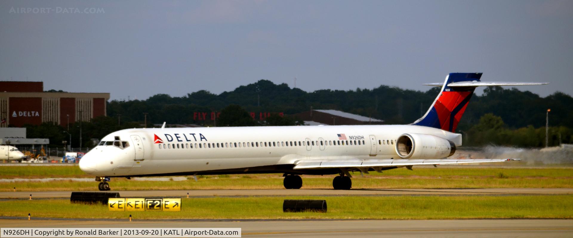 N926DH, 1998 McDonnell Douglas MD-90-30 C/N 53588, Taxi Atlanta