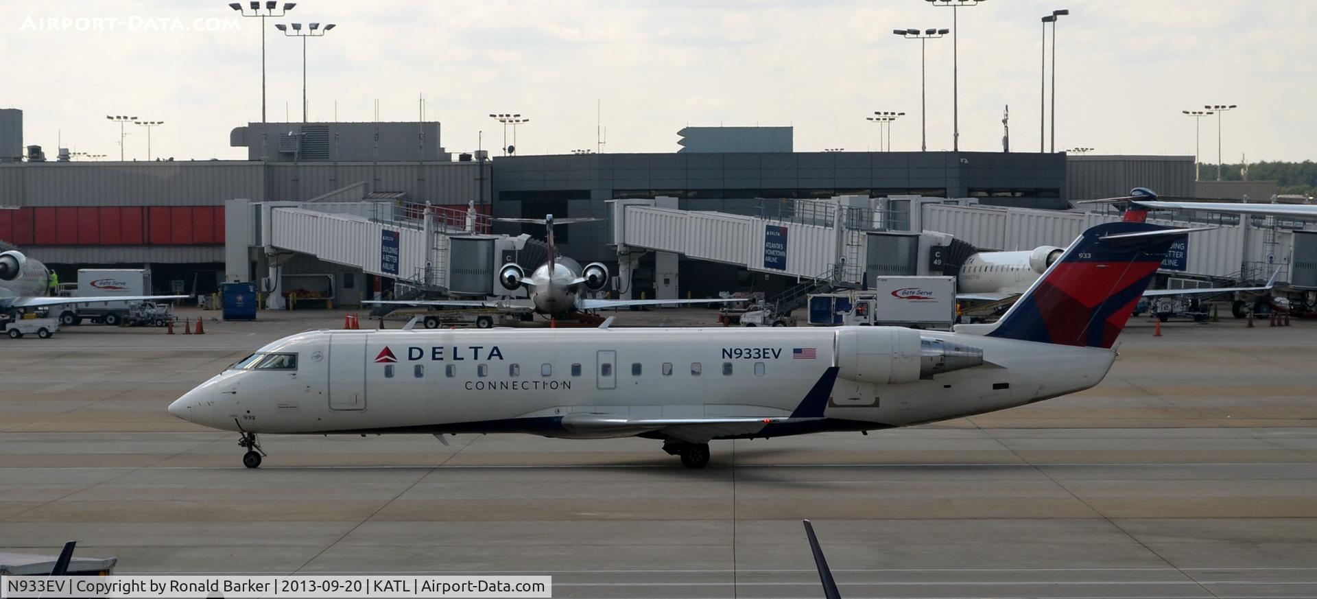 N933EV, 2005 Canadair CRJ-200ER (CL-600-2B19) C/N 8022, Taxi Atlanta