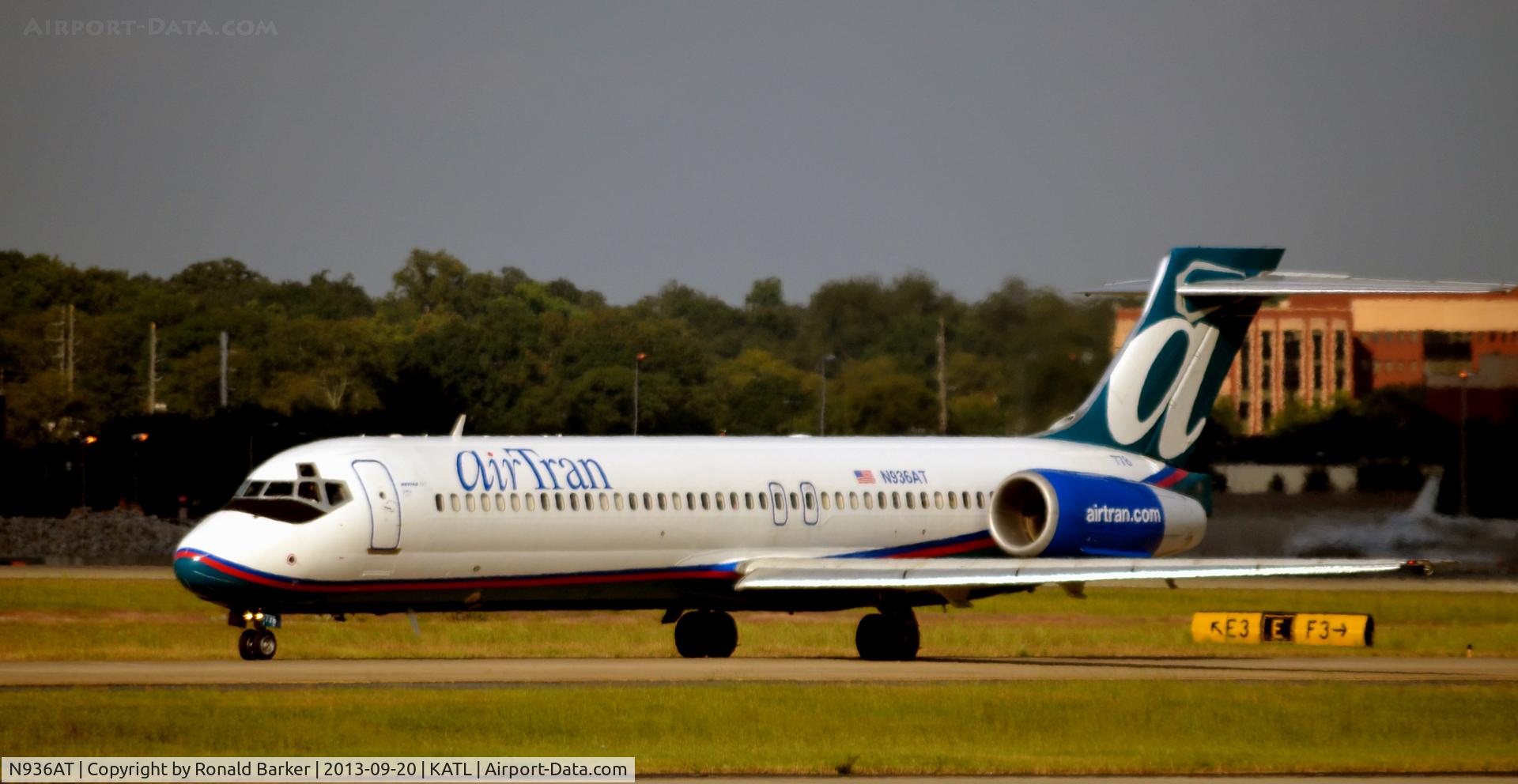 N936AT, 1999 Boeing 717-200 C/N 55058, Taxi Atlanta