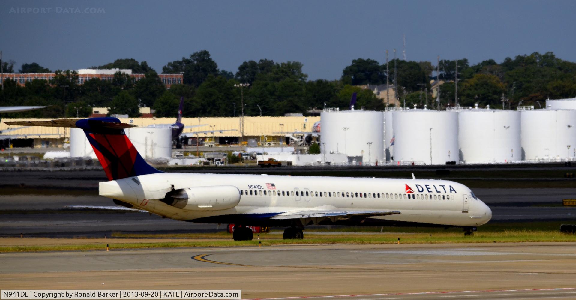 N941DL, 1989 McDonnell Douglas MD-88 C/N 49814, Taxi Atlanta