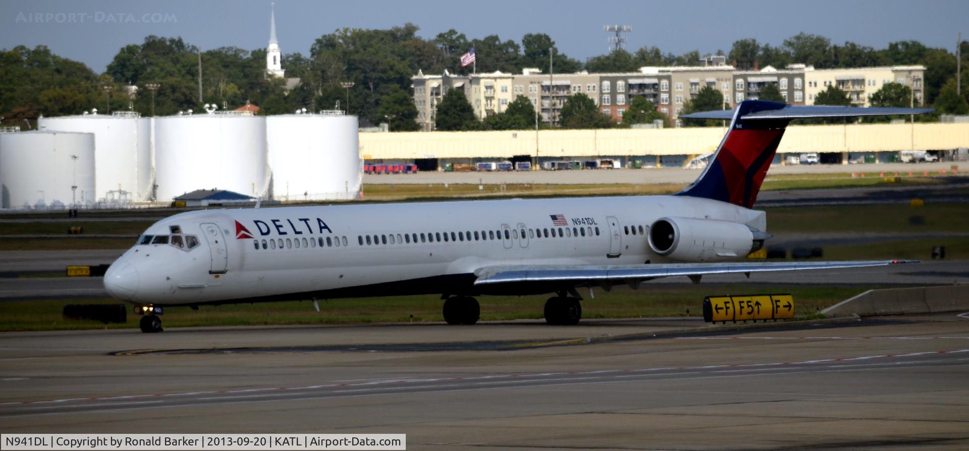 N941DL, 1989 McDonnell Douglas MD-88 C/N 49814, Taxi Atlanta