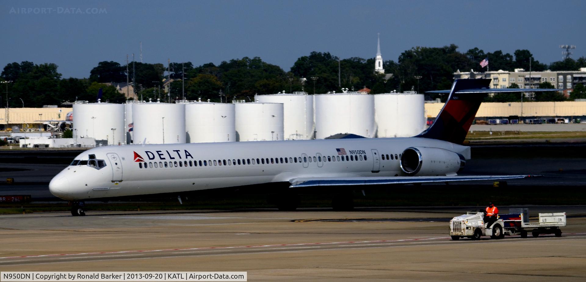 N950DN, 1997 McDonnell Douglas MD-90-30 C/N 53360, Taxi Atlanta