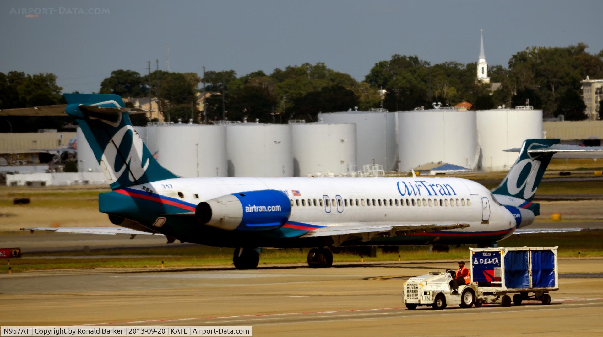 N957AT, 2000 Boeing 717-200 C/N 55019, Taxi Atlanta