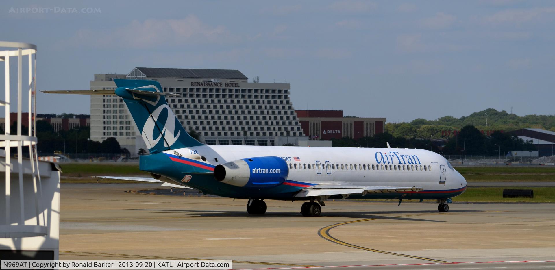 N969AT, 2001 Boeing 717-200 C/N 55030, Taxi Atlanta