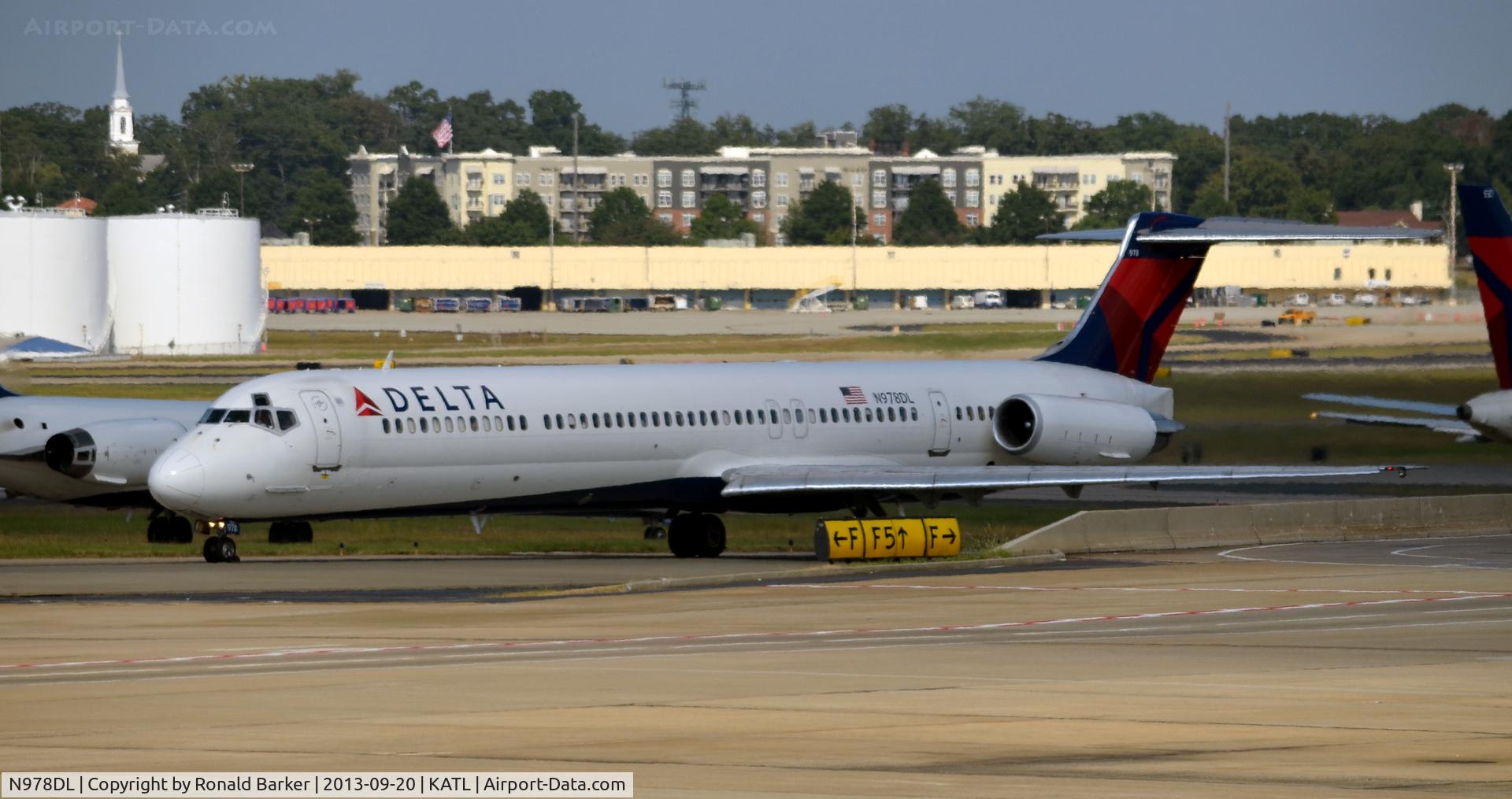 N978DL, 1991 McDonnell Douglas MD-88 C/N 53259, Taxi Atlanta