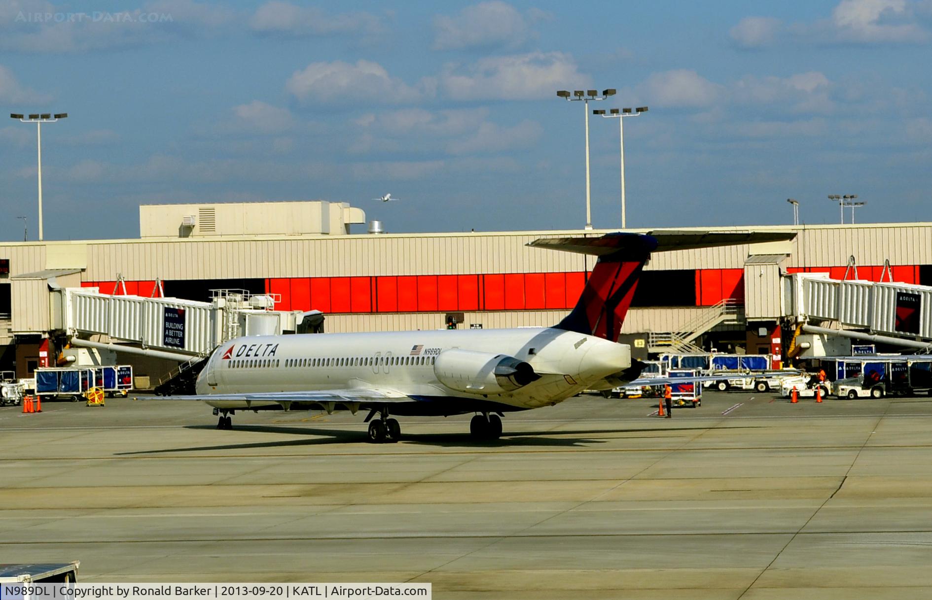 N989DL, 1991 McDonnell Douglas MD-88 C/N 53341, Taxi Atlanta