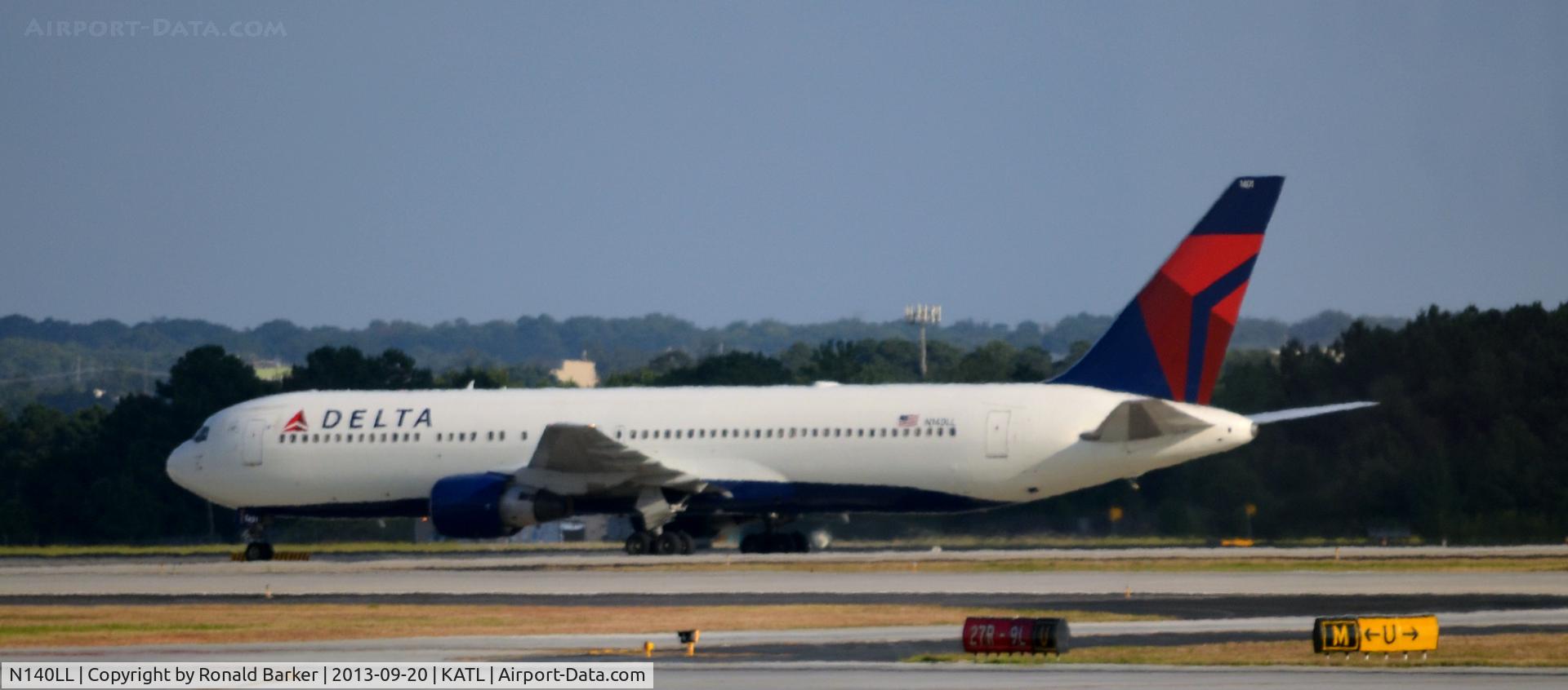 N140LL, 1993 Boeing 767-332 C/N 25988, Landing Atlanta