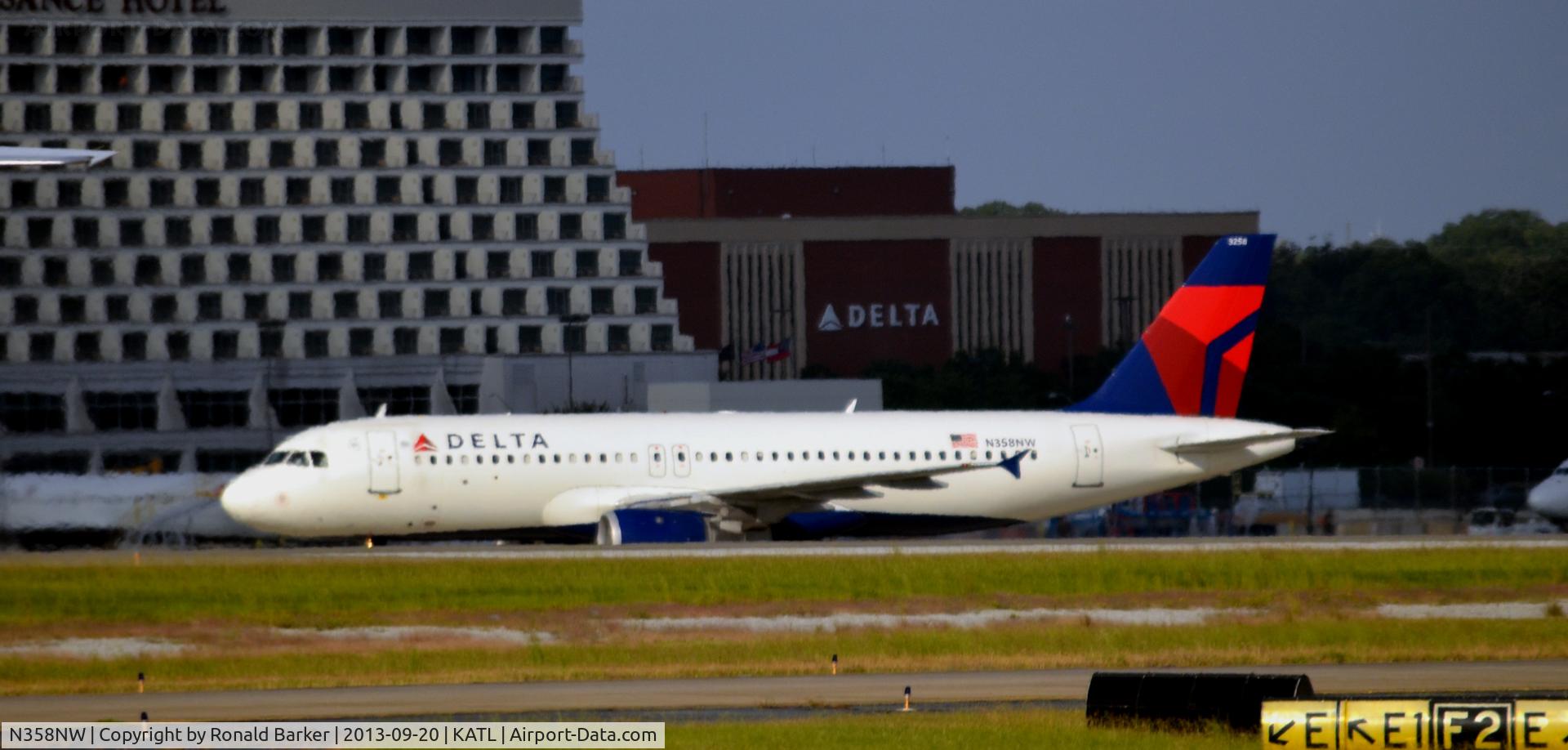 N358NW, 1998 Airbus A320-212 C/N 832, Taxi Atlanta