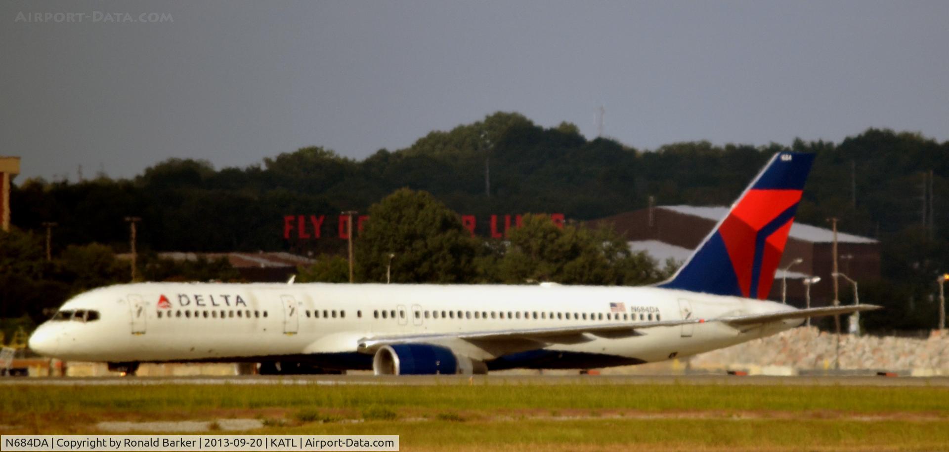 N684DA, 1993 Boeing 757-232 C/N 27104, Taxi Atlanta