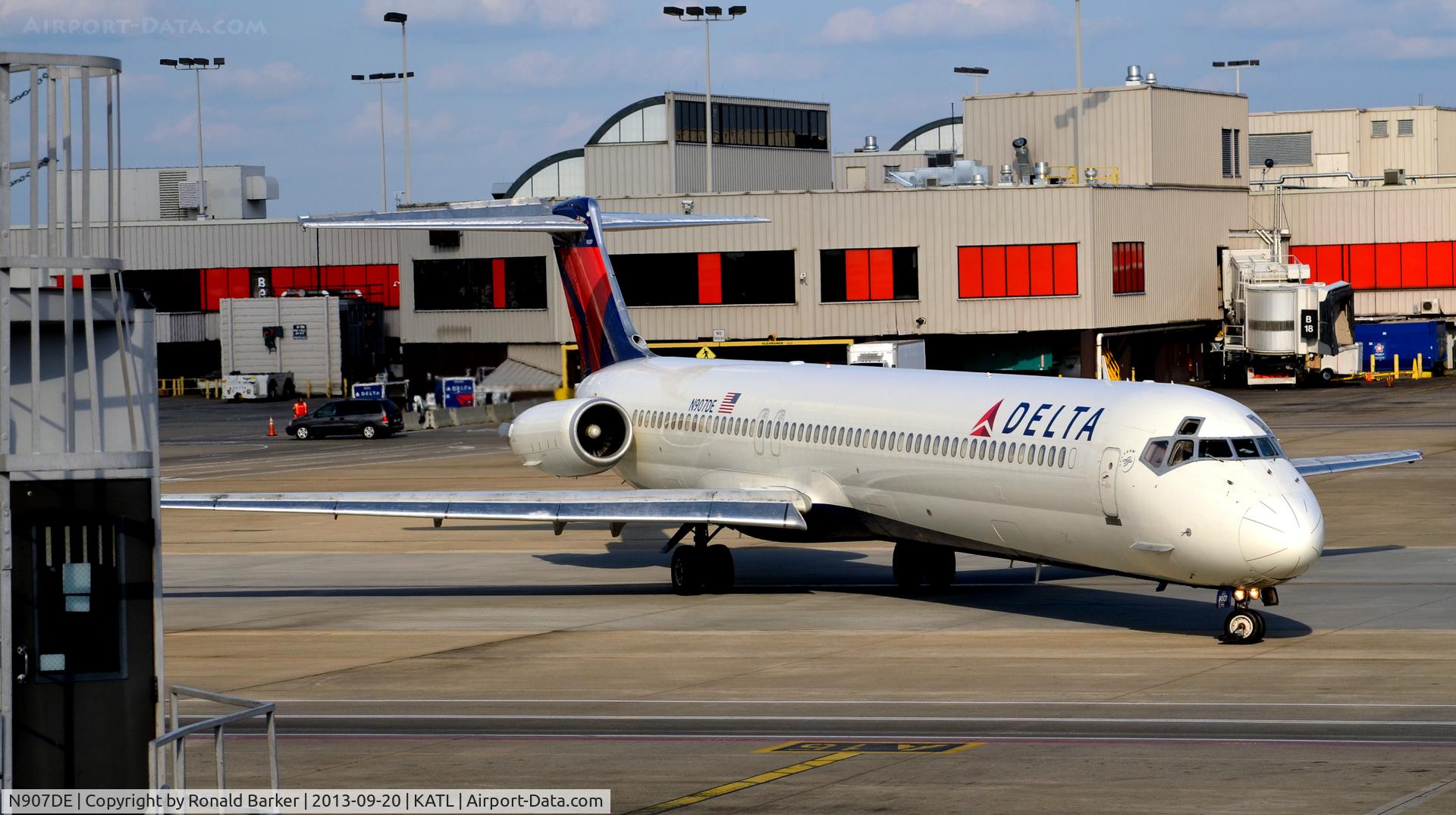 N907DE, 1992 McDonnell Douglas MD-88 C/N 53416, Taxi Atlanta