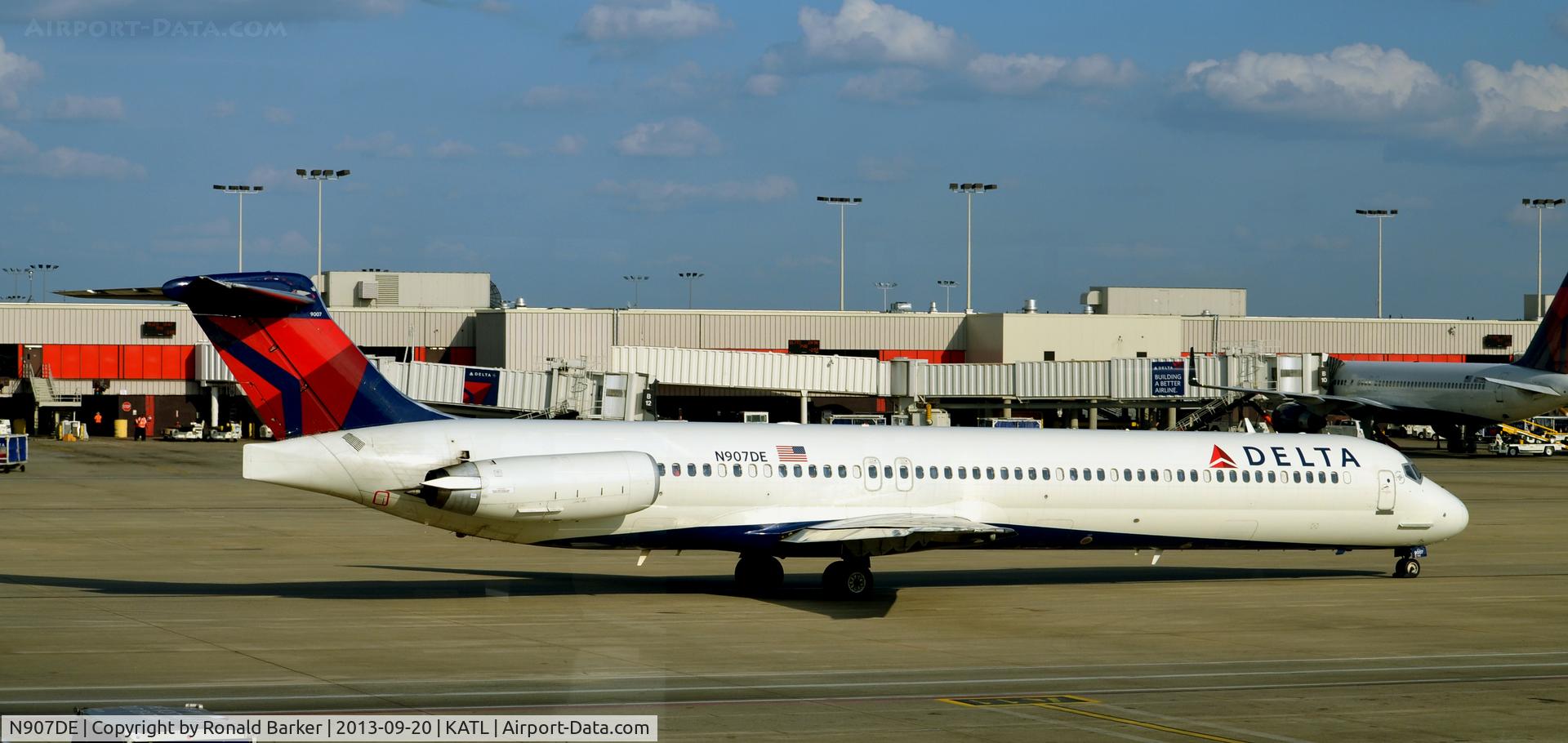 N907DE, 1992 McDonnell Douglas MD-88 C/N 53416, Taxi Atlanta