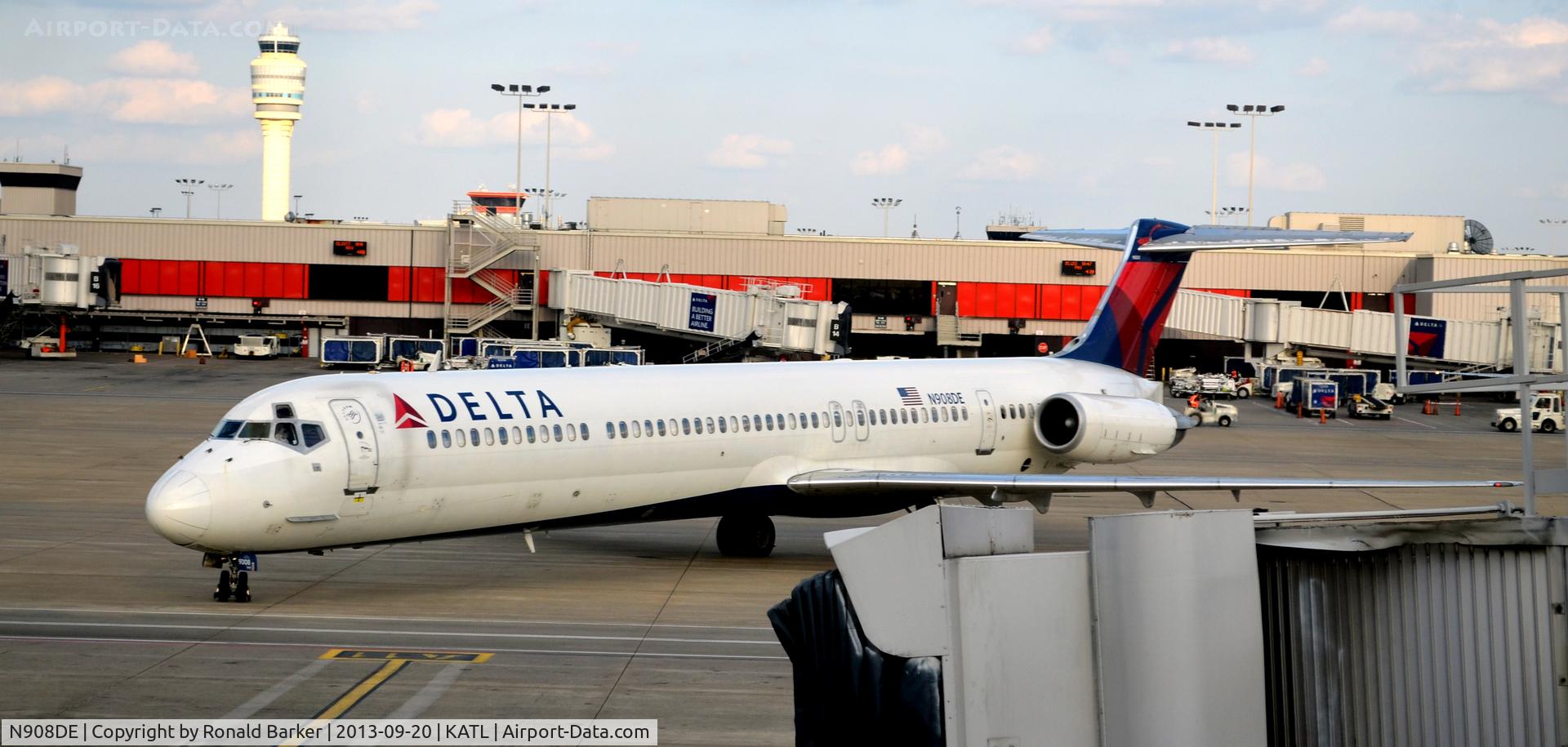 N908DE, 1992 McDonnell Douglas MD-88 C/N 53417, Taxi Atlanta